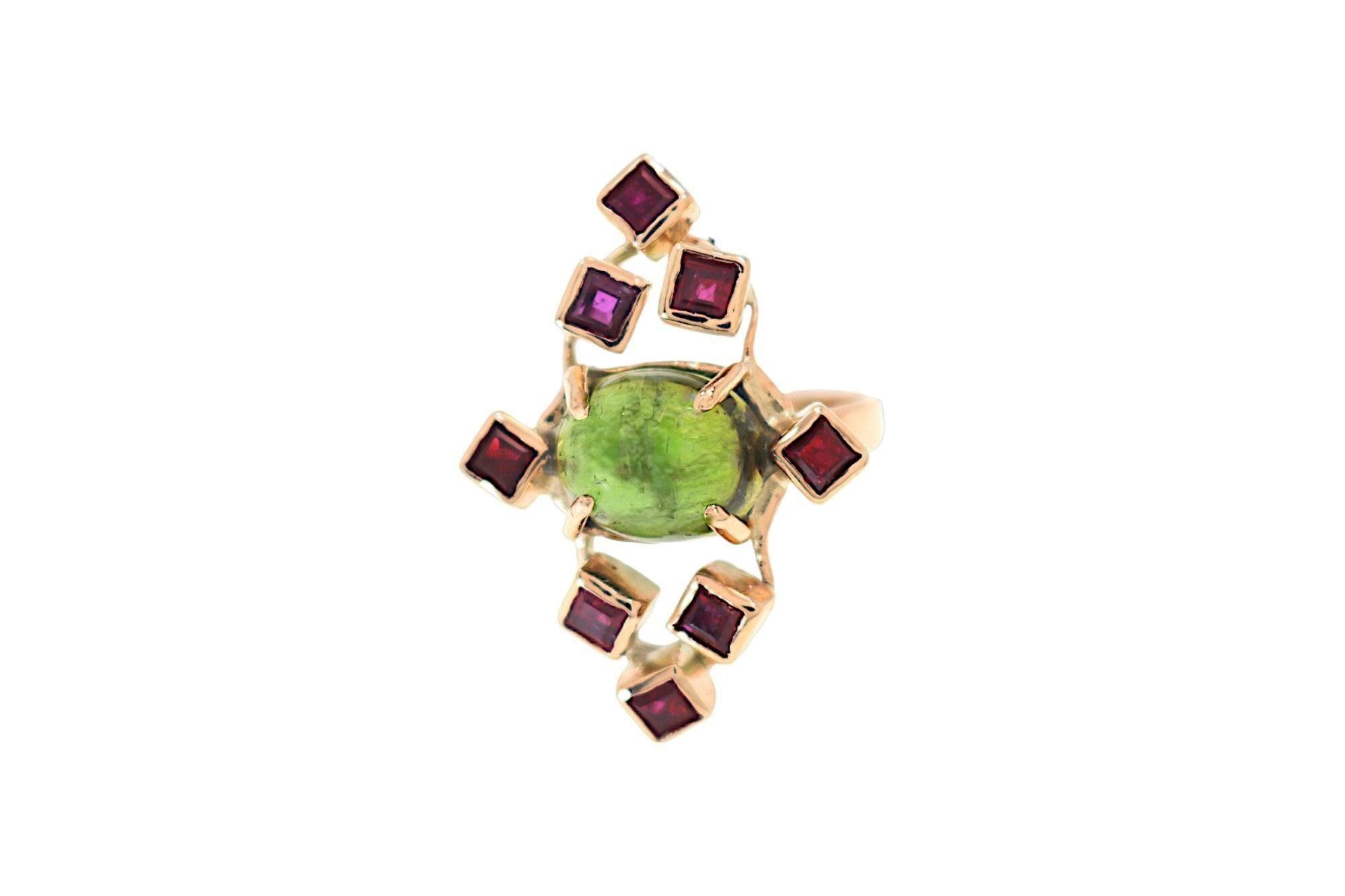 Taille cabochon Peridot vert Rubis rouge Bague en or rose Botta gioielli en vente