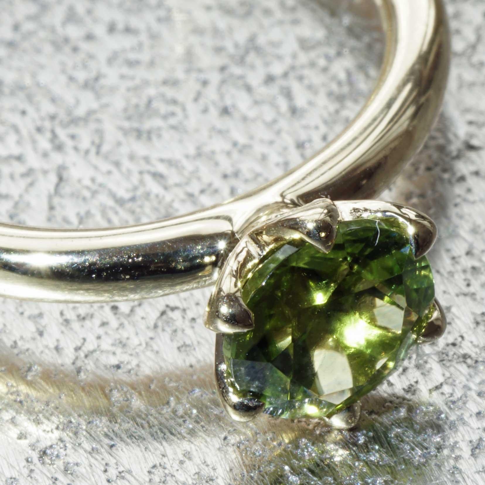 Green Peridot Ring made in Italy Valenza  finest Goldsmith´s Work Bestseller For Sale 5