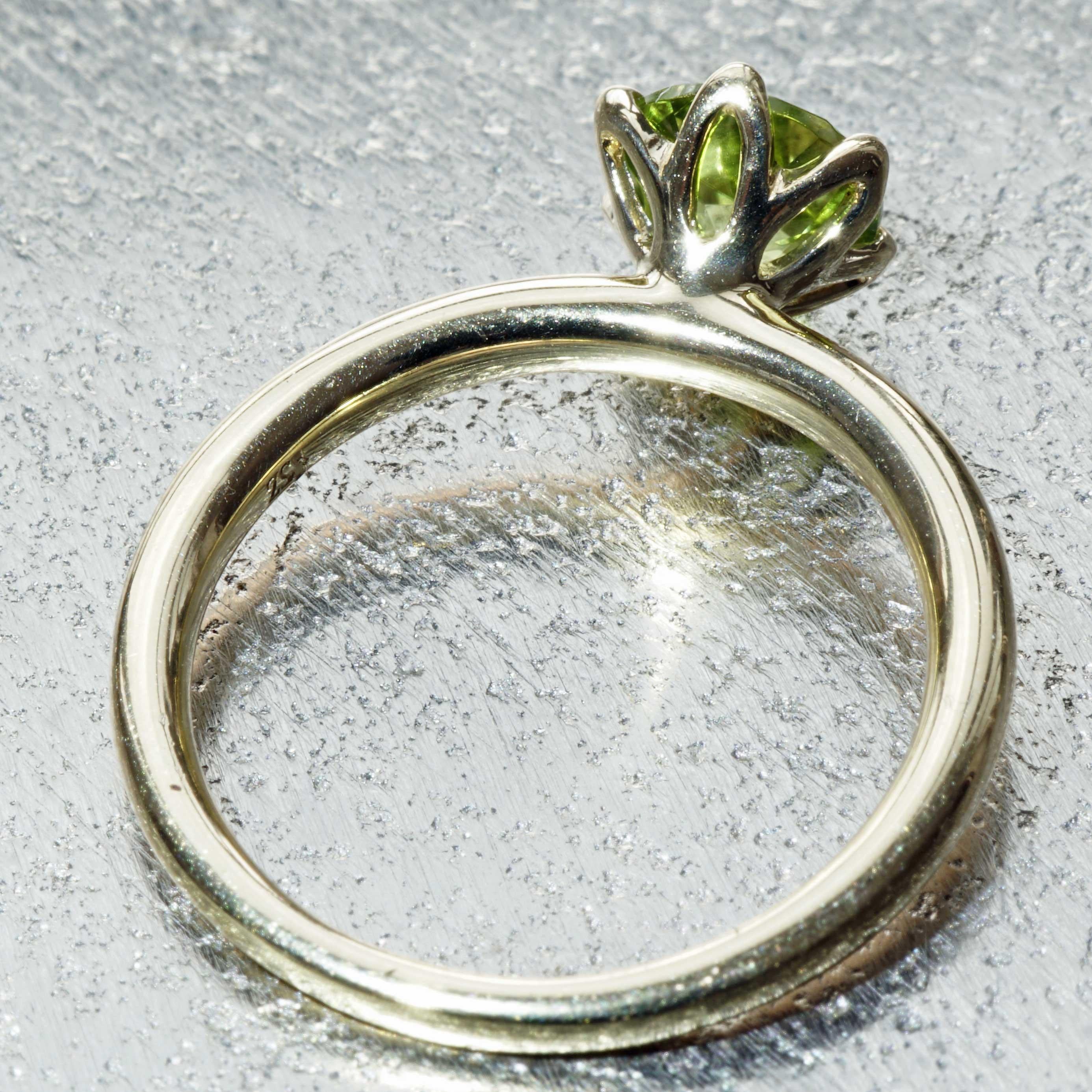 Green Peridot Ring made in Italy Valenza  finest Goldsmith´s Work Bestseller For Sale 6