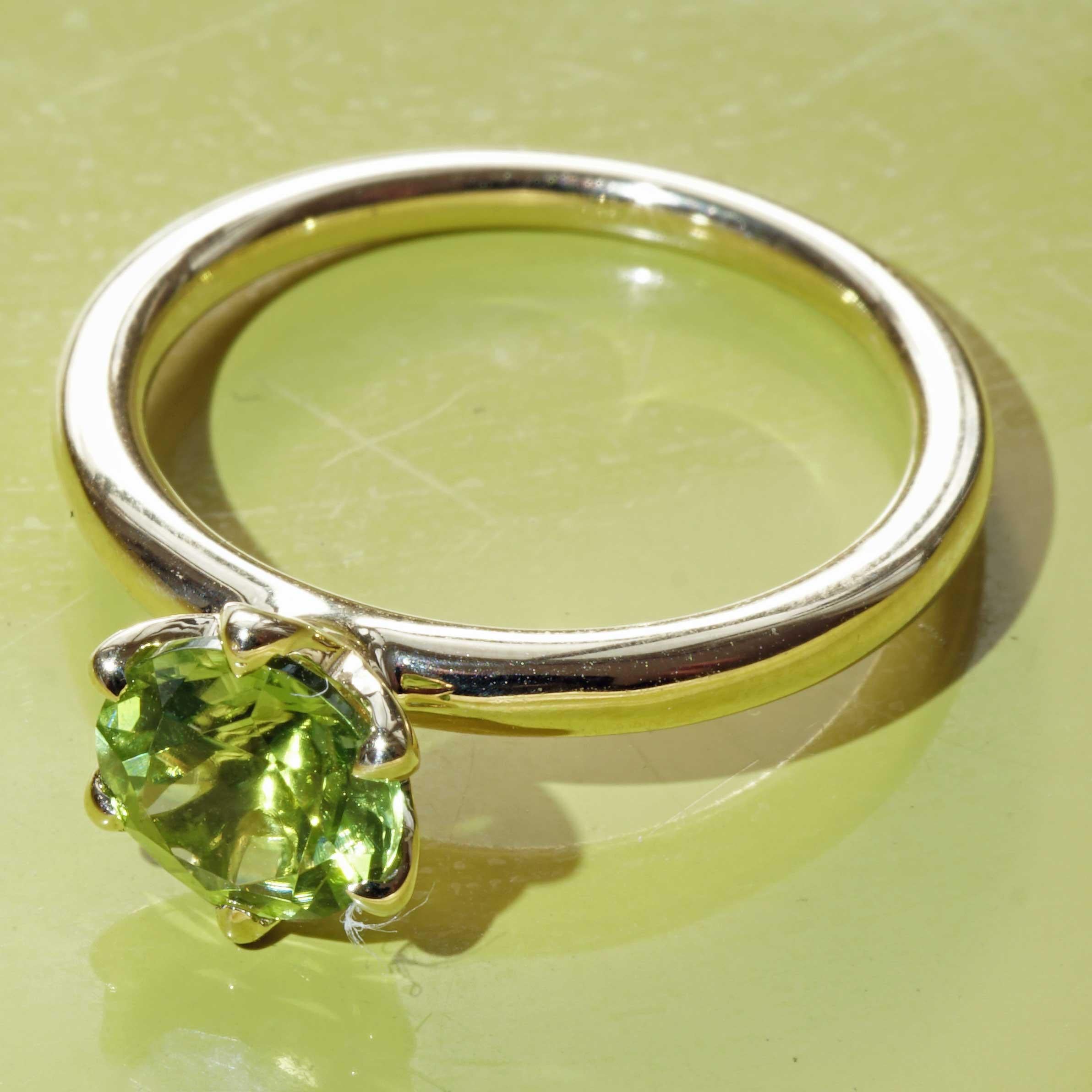 Green Peridot Ring made in Italy Valenza  finest Goldsmith´s Work Bestseller For Sale 7