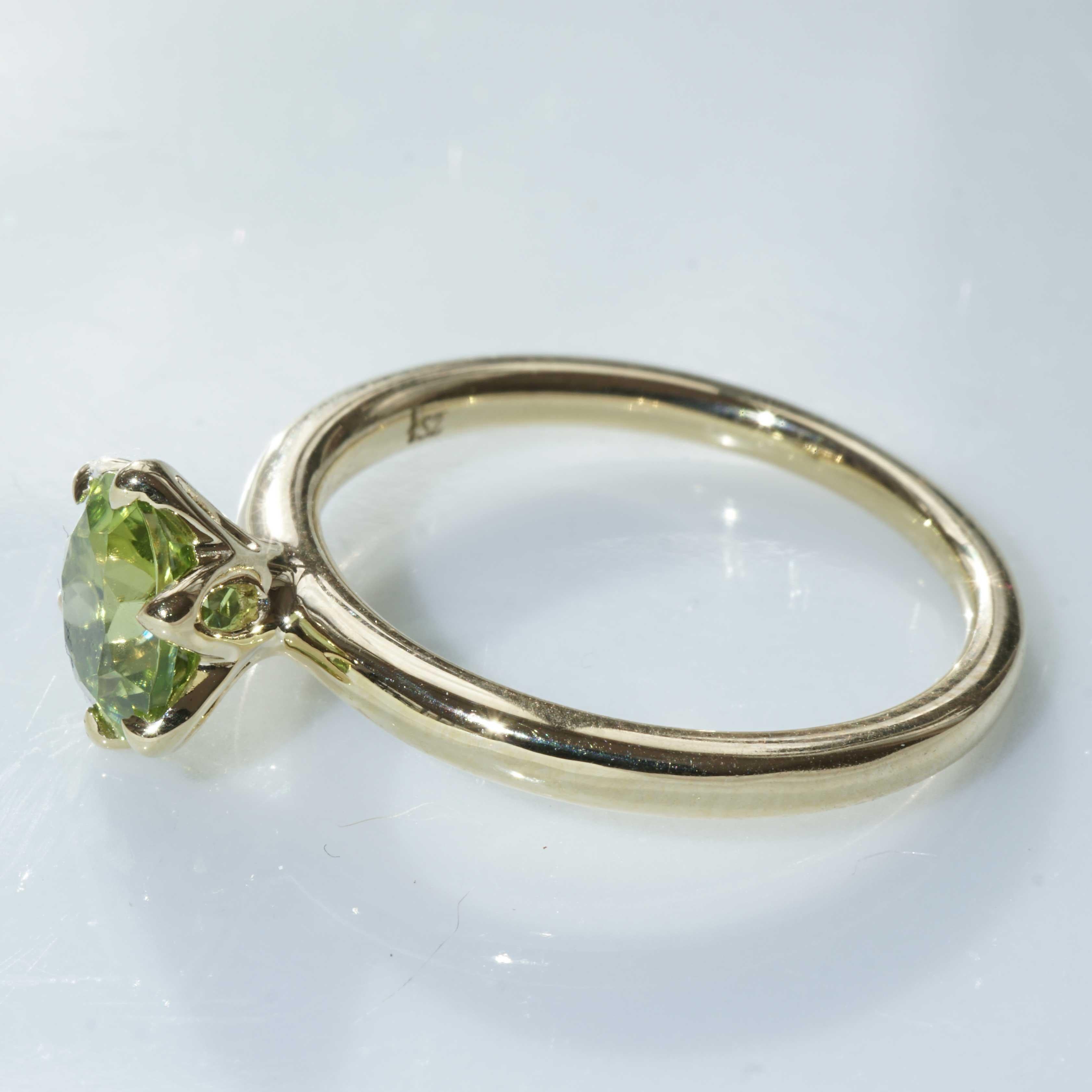 Round Cut Green Peridot Ring made in Italy Valenza  finest Goldsmith´s Work Bestseller For Sale