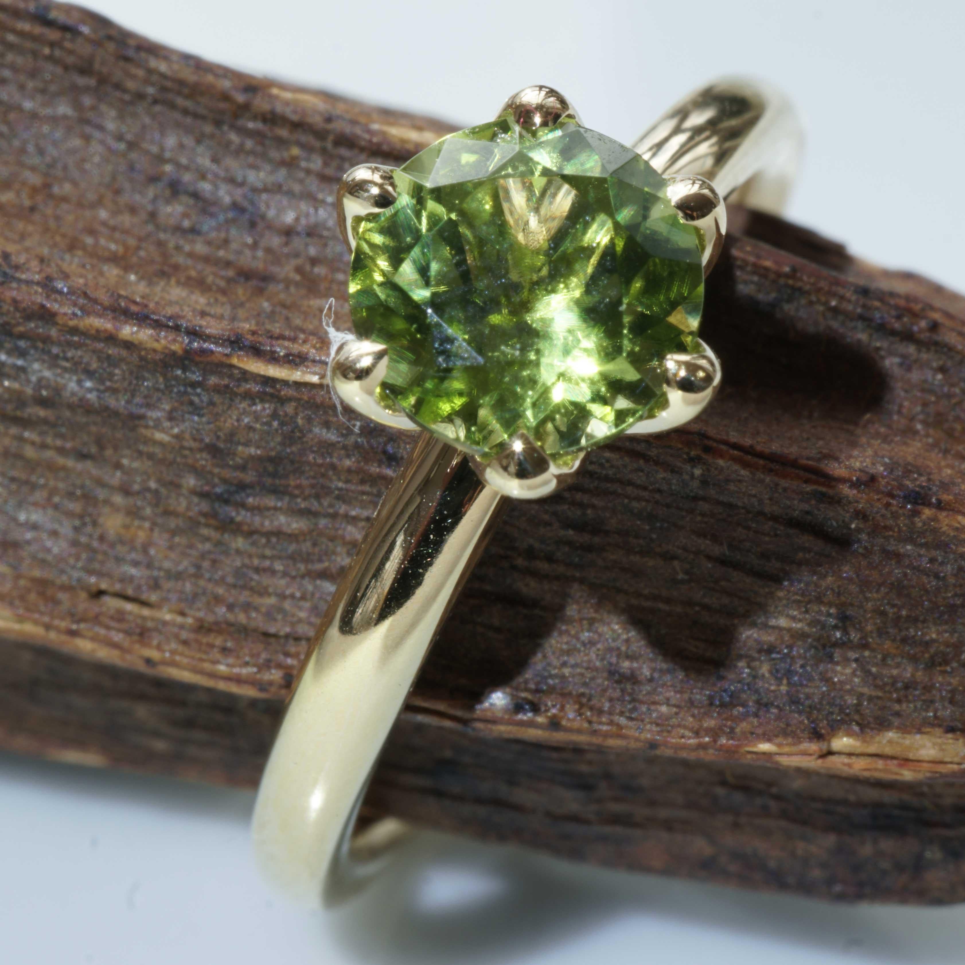 Green Peridot Ring made in Italy Valenza  finest Goldsmith´s Work Bestseller In New Condition For Sale In Viena, Viena