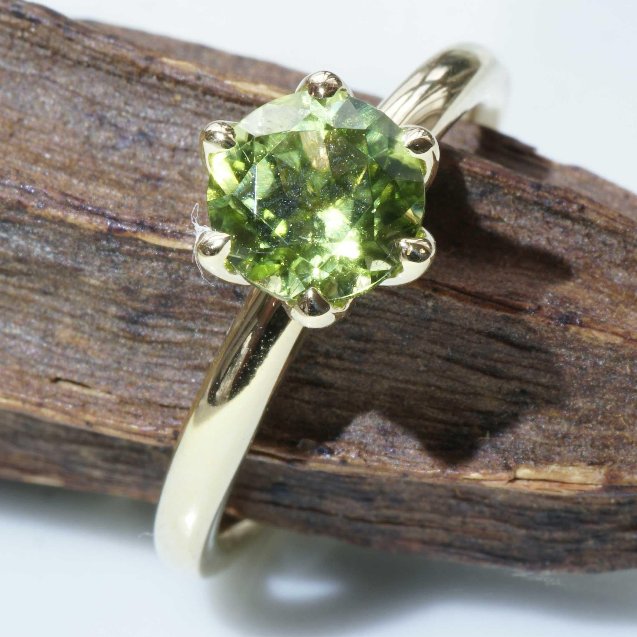Women's or Men's Green Peridot Ring made in Italy Valenza  finest Goldsmith´s Work Bestseller For Sale