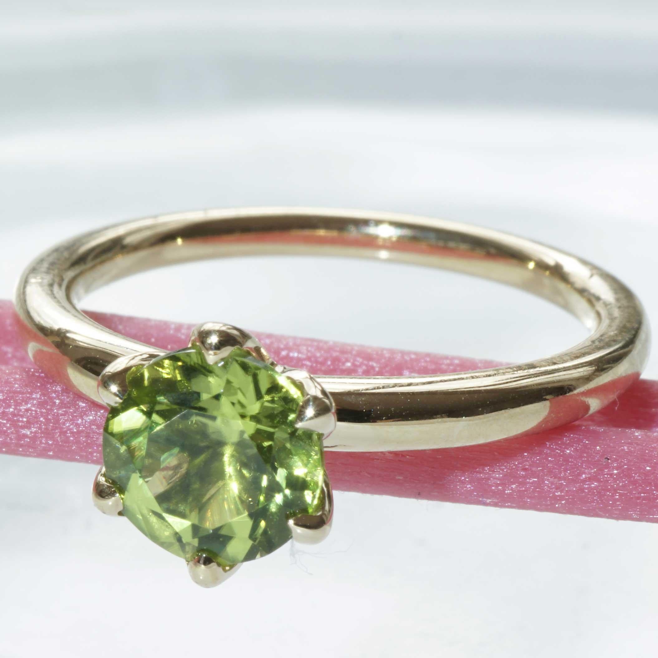 Green Peridot Ring made in Italy Valenza  finest Goldsmith´s Work Bestseller For Sale 2
