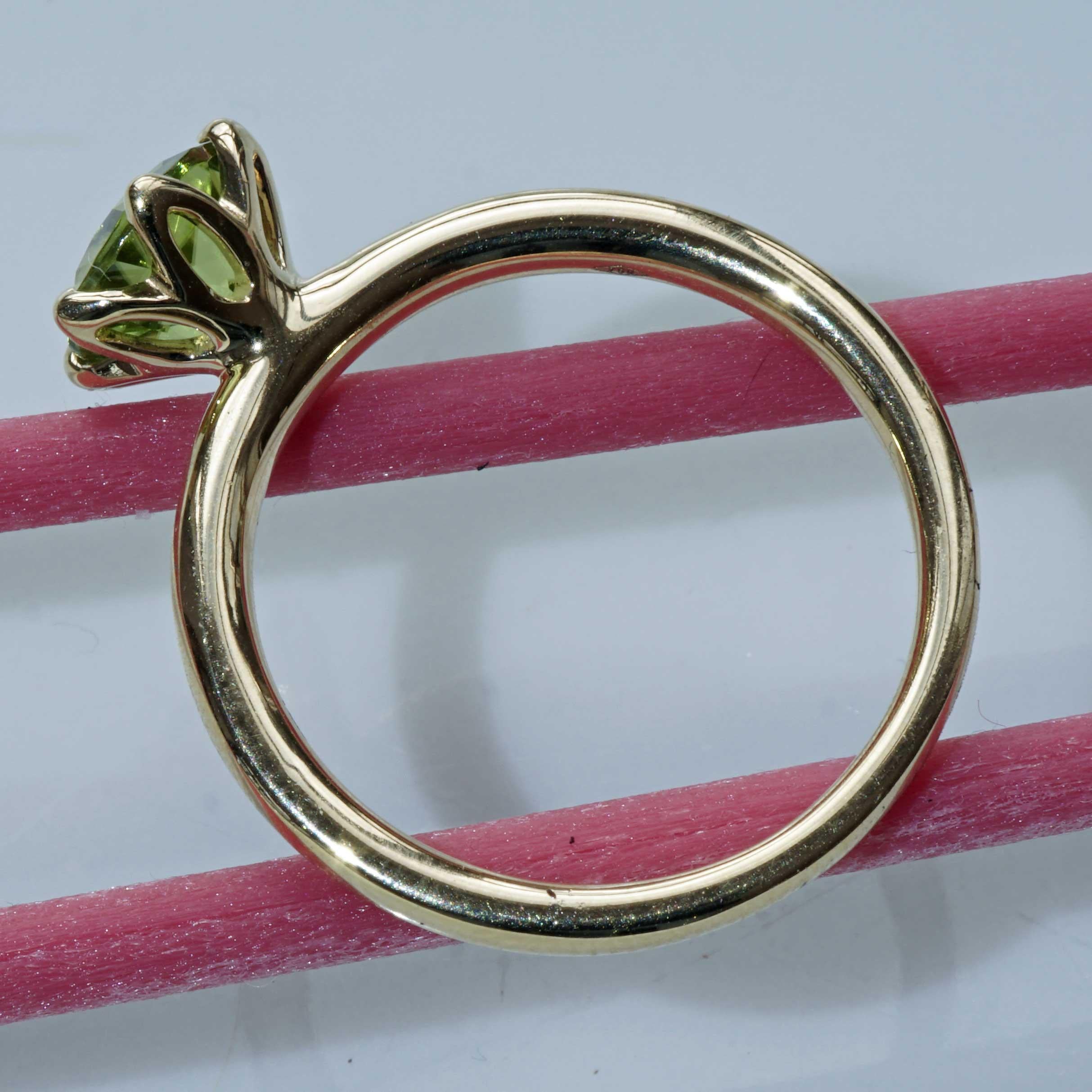 Green Peridot Ring made in Italy Valenza  finest Goldsmith´s Work Bestseller For Sale 4