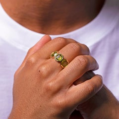 Priyashi Nahata Russell Ring aus 18 Karat Gelbgold mit grünem Peridot