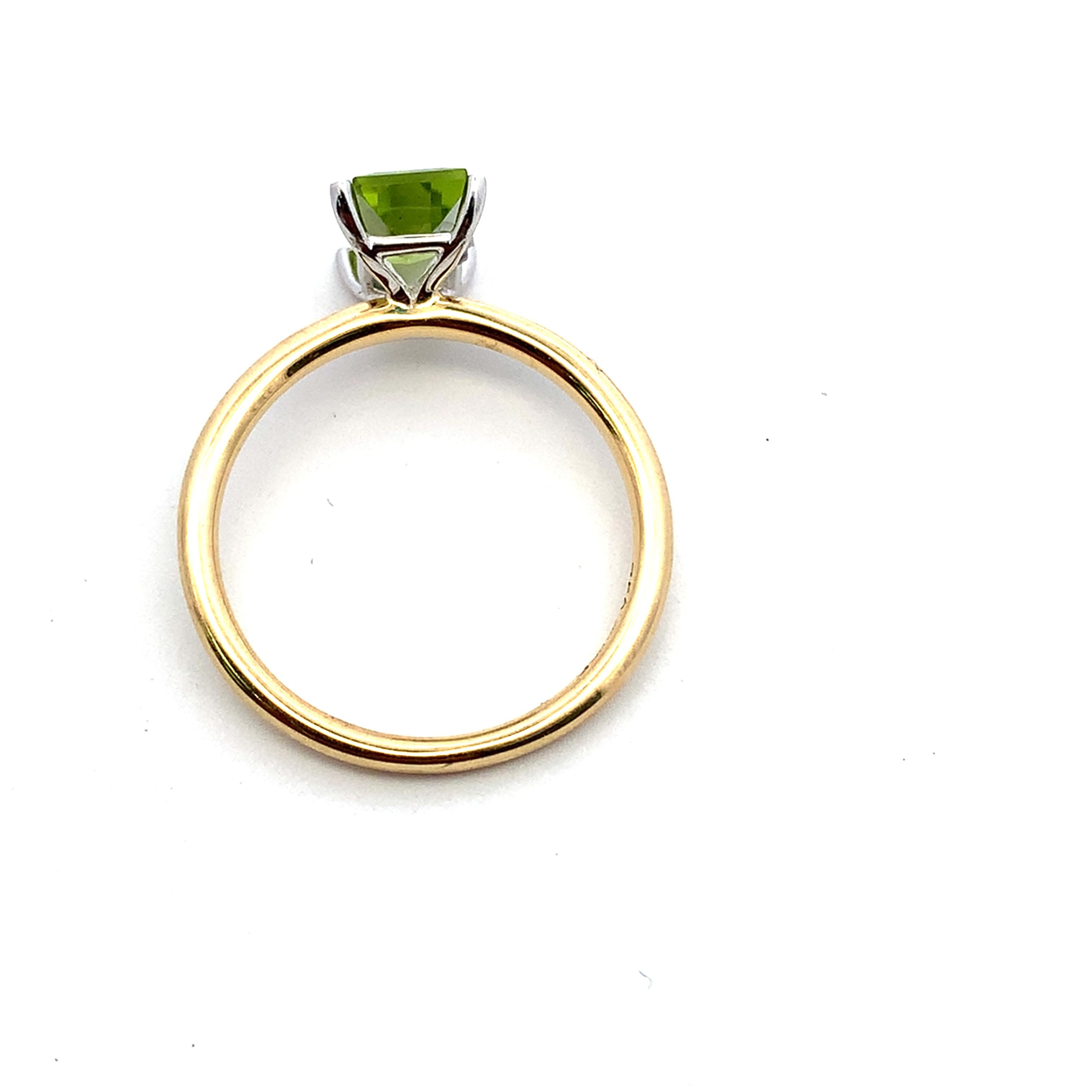 Green peridot solitaire engagement ring 18k yellow gold In New Condition For Sale In London, GB