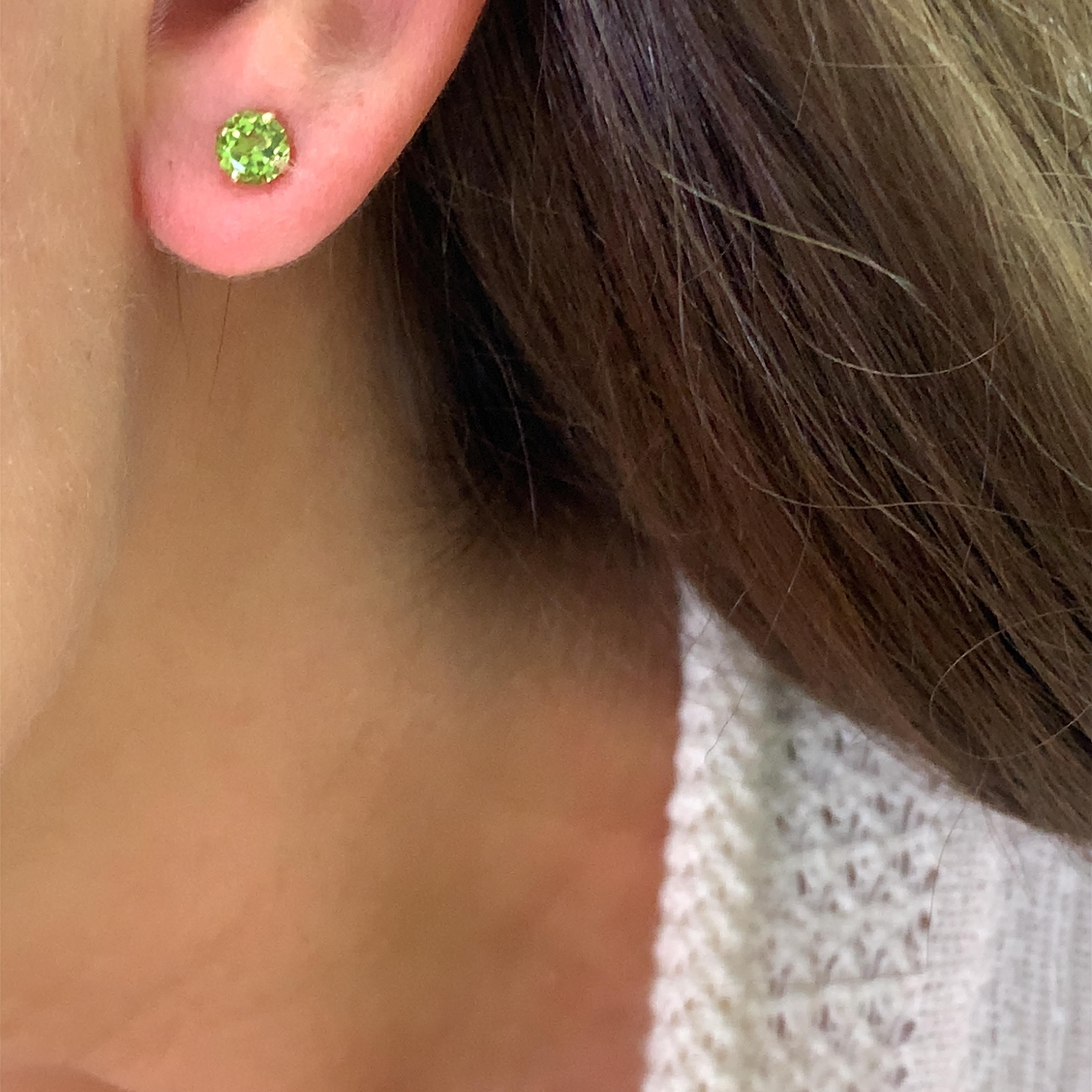 These stunning green peridot stud earrings are the perfect solitaire Jewellery to elevate any outfit. Crafted in 9ct yellow gold with precision, they feature a vibrant green stone surrounded by four claw setting accents, adding a touch of elegance