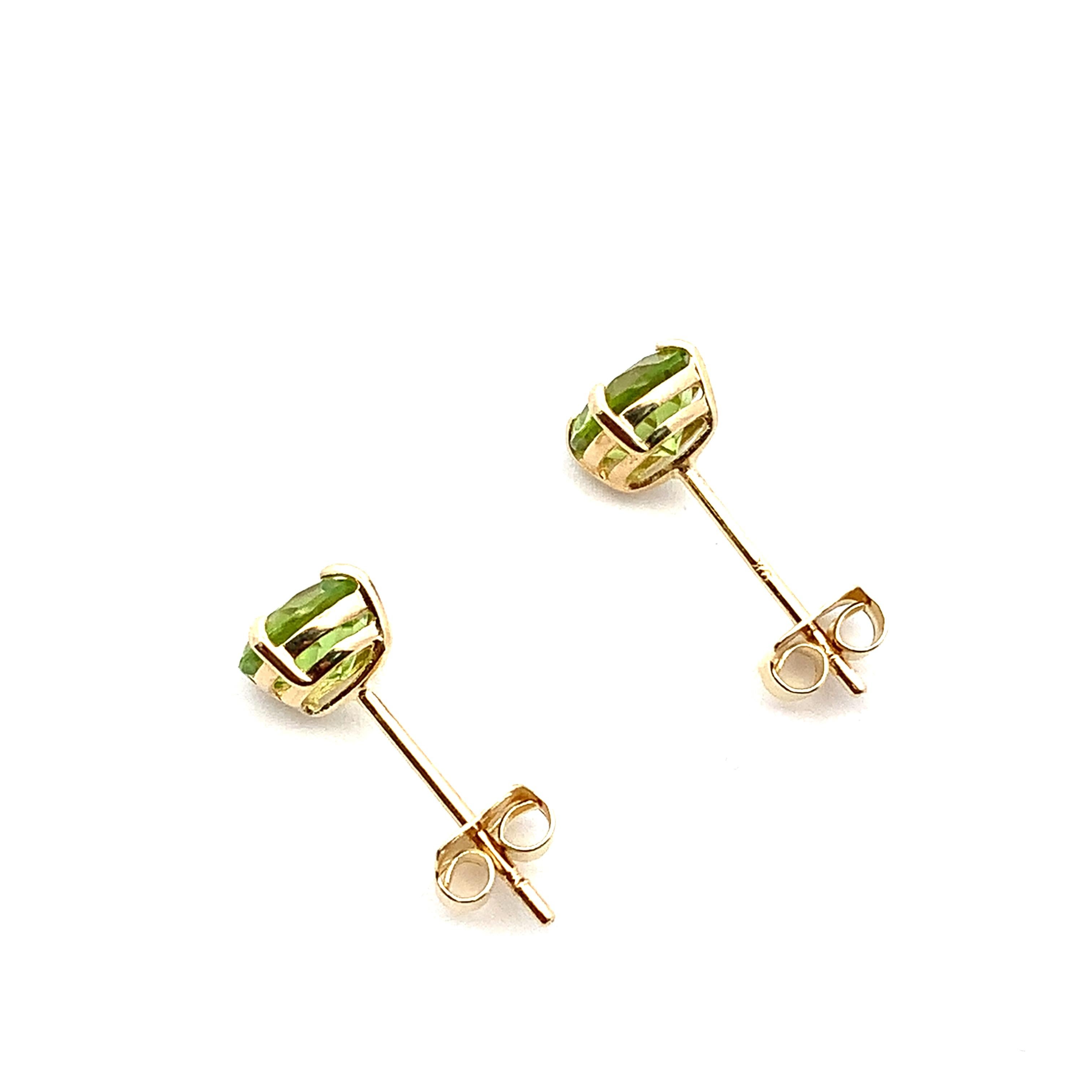 Round Cut Green peridot solitaire stud earrings yellow gold For Sale