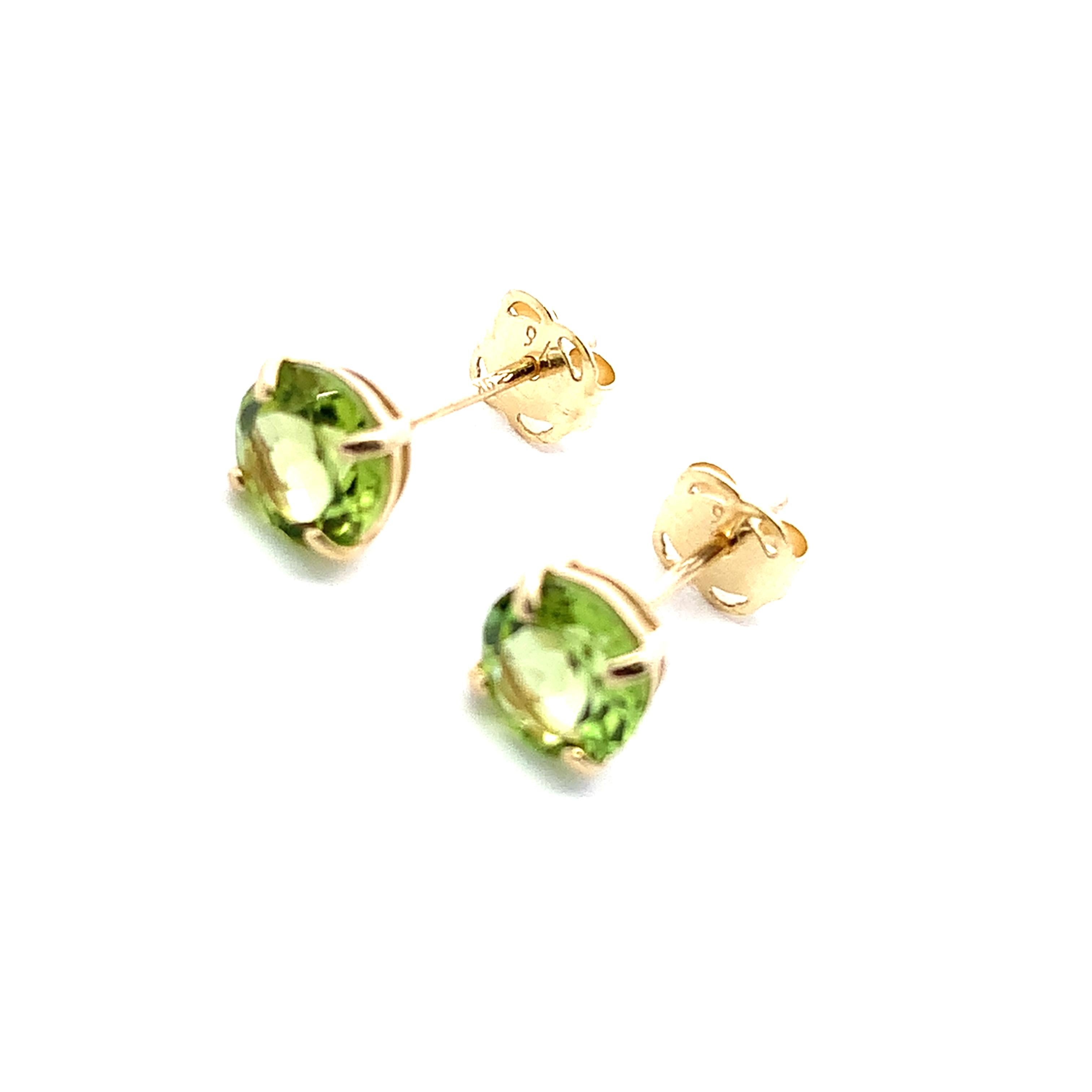 Women's or Men's Green peridot solitaire stud earrings yellow gold For Sale