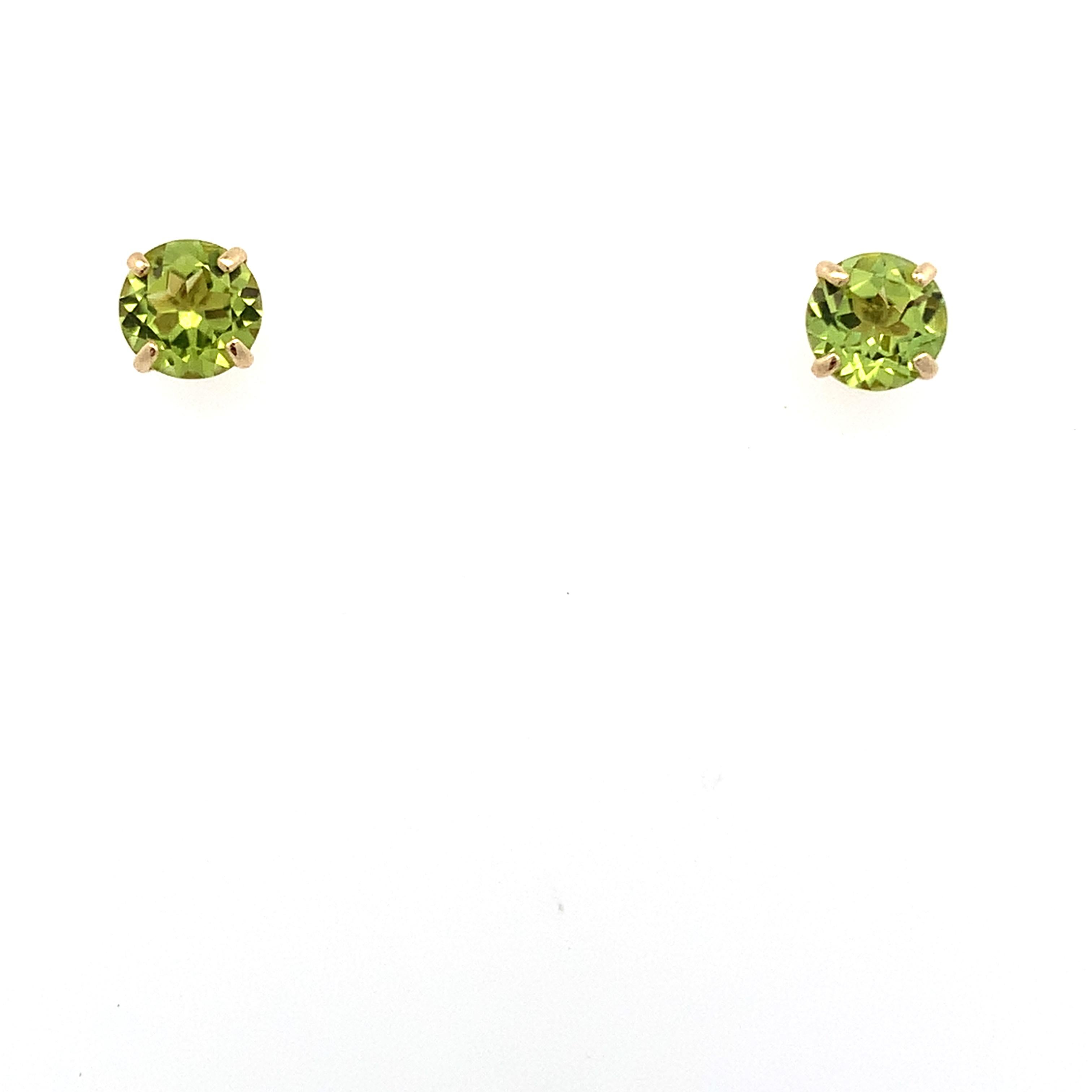Green peridot solitaire stud earrings yellow gold For Sale 1
