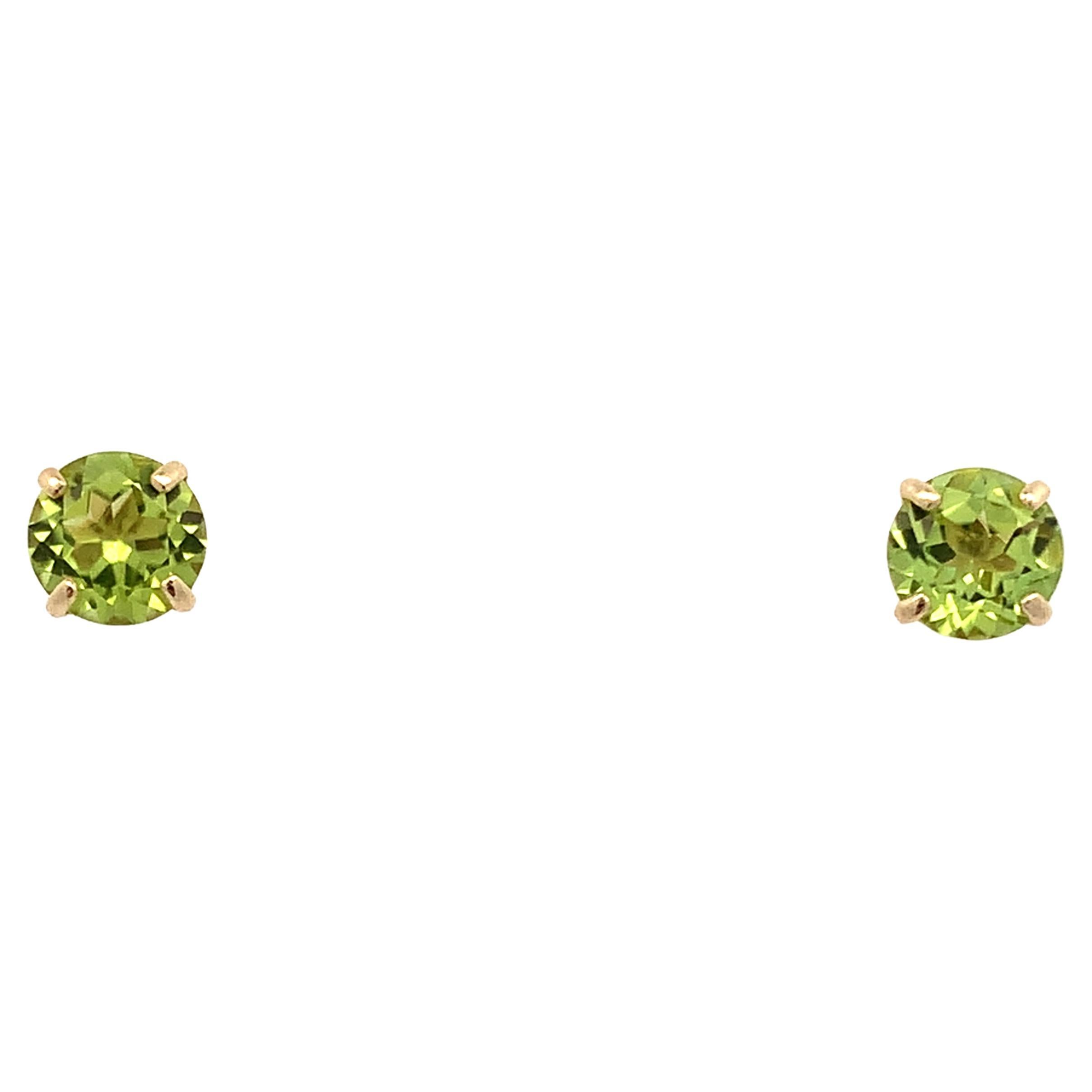 Green peridot solitaire stud earrings yellow gold For Sale