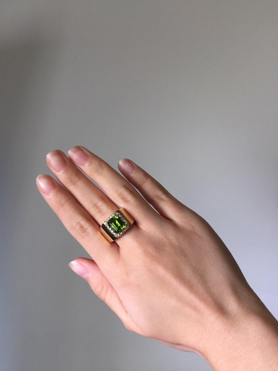 Brilliant Cut Green peridot white diamond band ring in 18kt yellow gold - Made in Italy For Sale