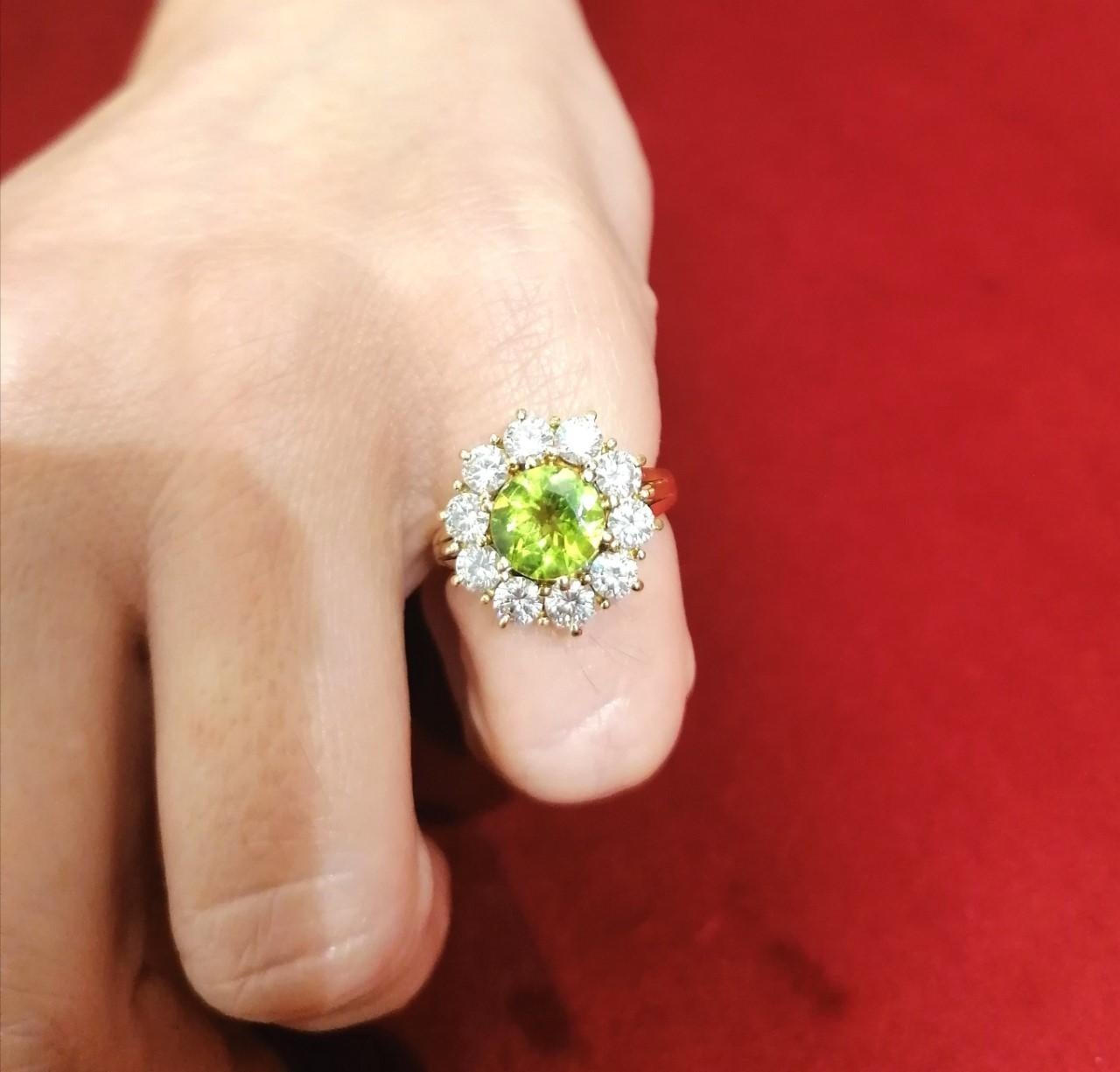 Green Peridot with Brilliant Cut Diamonds 18 Karat Yellow Gold Ring In New Condition For Sale In SEVILLA, ES