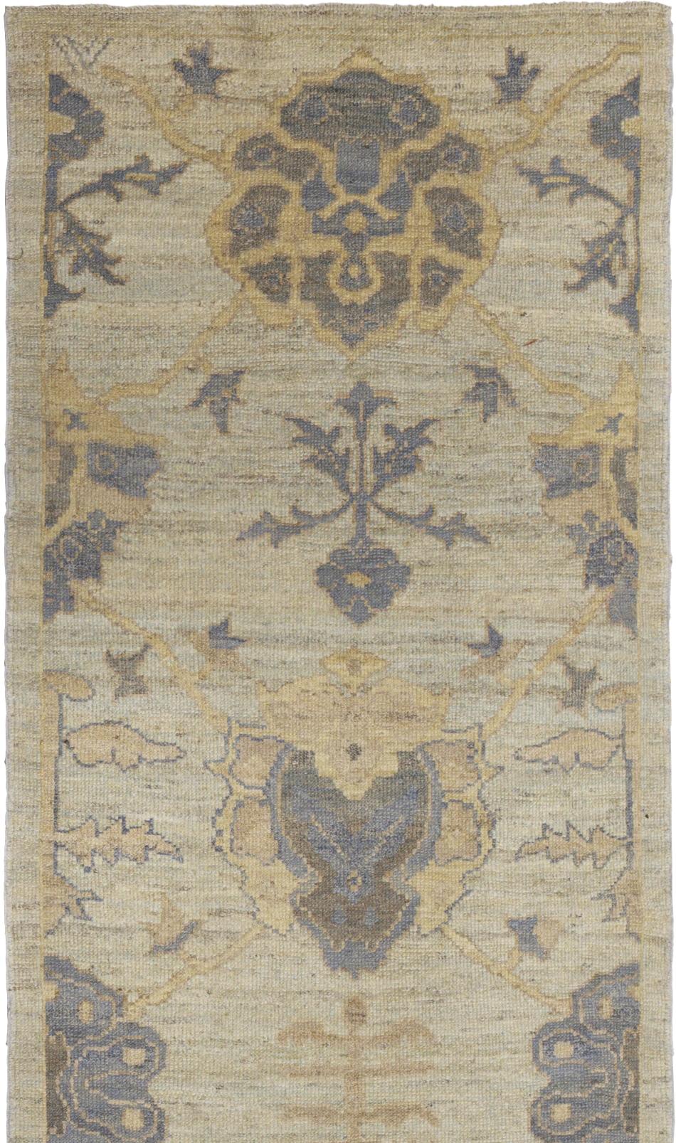 Grün Persische Wolle Hand Knotted Läufer 3 ft x 13 ft , Sage Palmette Harmony (Handgewebt) im Angebot