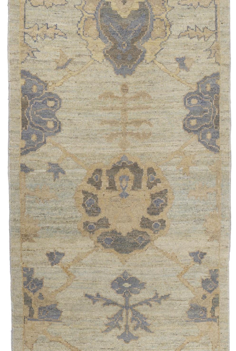 Grün Persische Wolle Hand Knotted Läufer 3 ft x 13 ft , Sage Palmette Harmony im Zustand „Hervorragend“ im Angebot in Dallas, TX