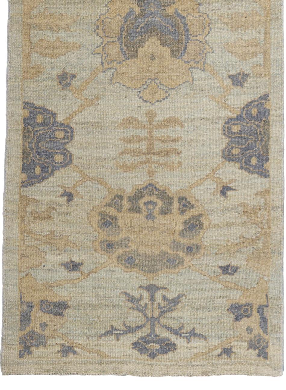 Grün Persische Wolle Hand Knotted Läufer 3 ft x 13 ft , Sage Palmette Harmony (Ende des 20. Jahrhunderts) im Angebot