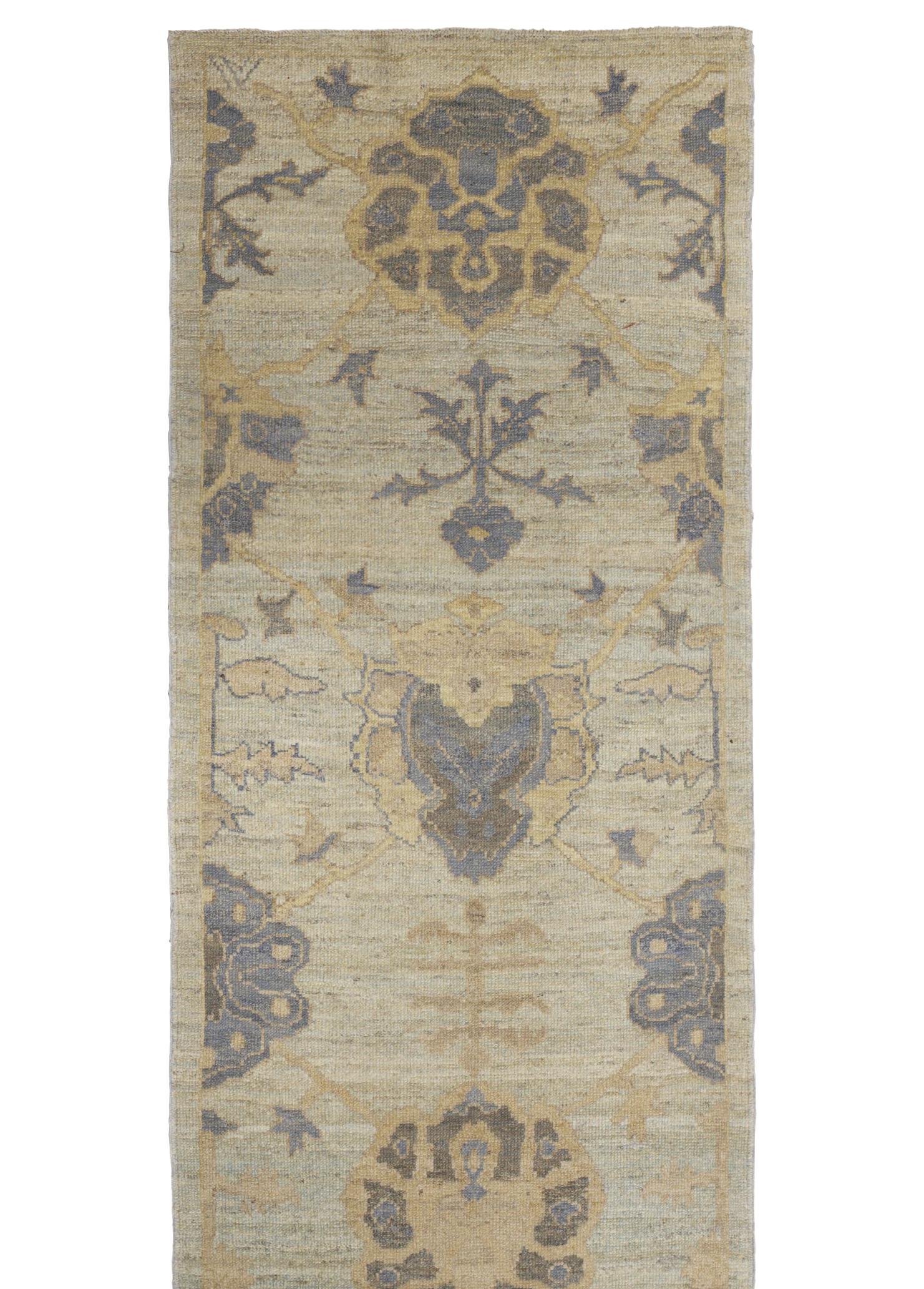 Grün Persische Wolle Hand Knotted Läufer 3 ft x 13 ft , Sage Palmette Harmony im Angebot 1