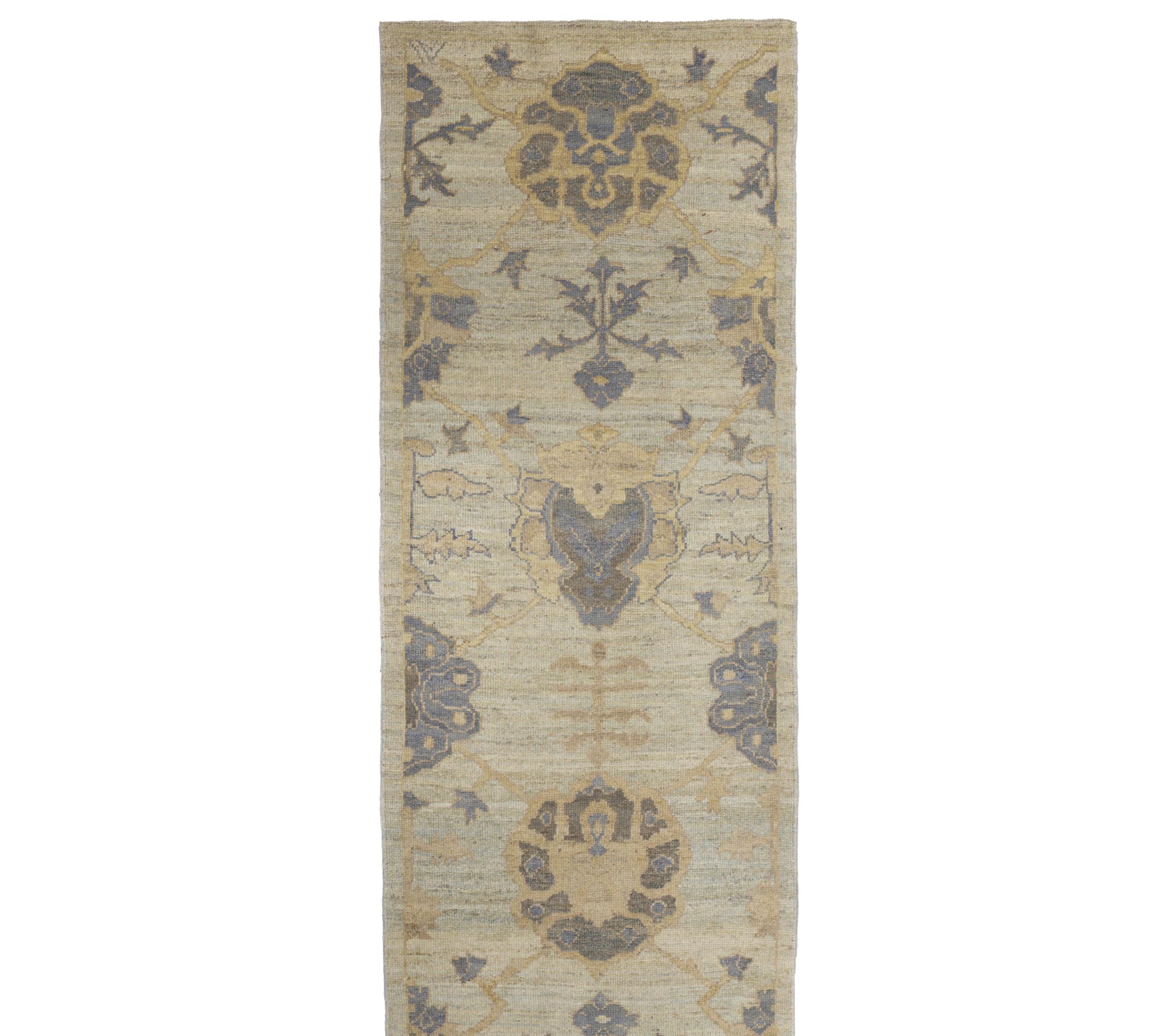 Grün Persische Wolle Hand Knotted Läufer 3 ft x 13 ft , Sage Palmette Harmony im Angebot 2