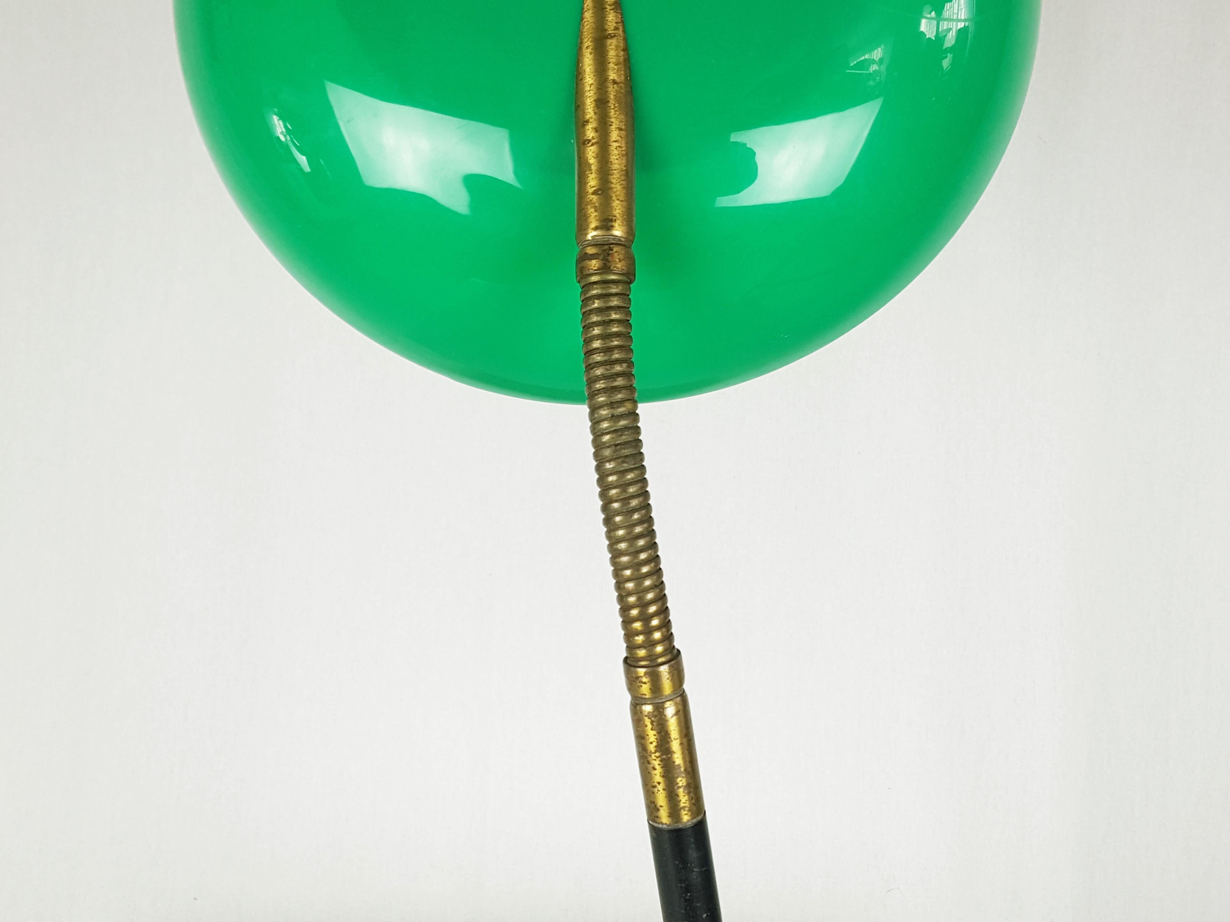 Lampe de table du milieu du siècle en plexiglas vert, laiton et marbre par Stilux Bon état - En vente à Varese, Lombardia