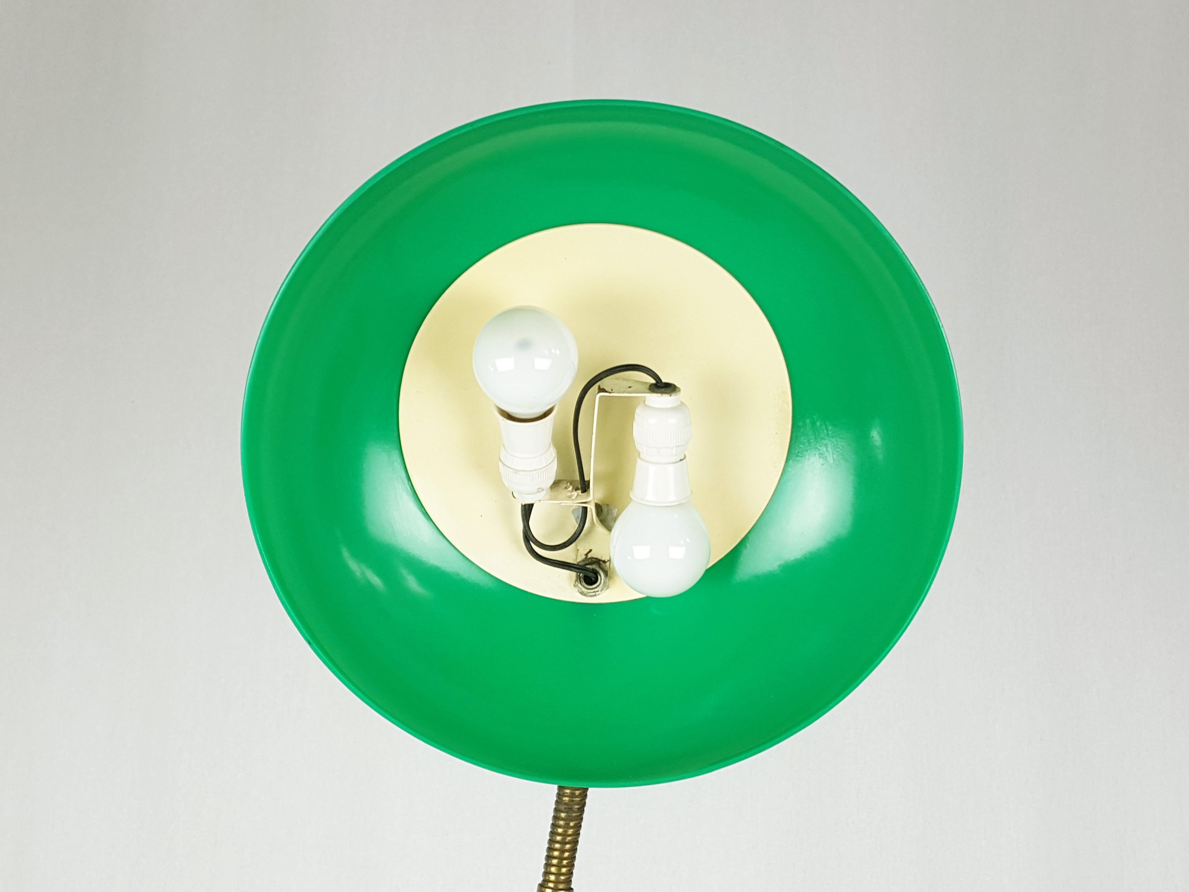 Laiton Lampe de table du milieu du siècle en plexiglas vert, laiton et marbre par Stilux en vente