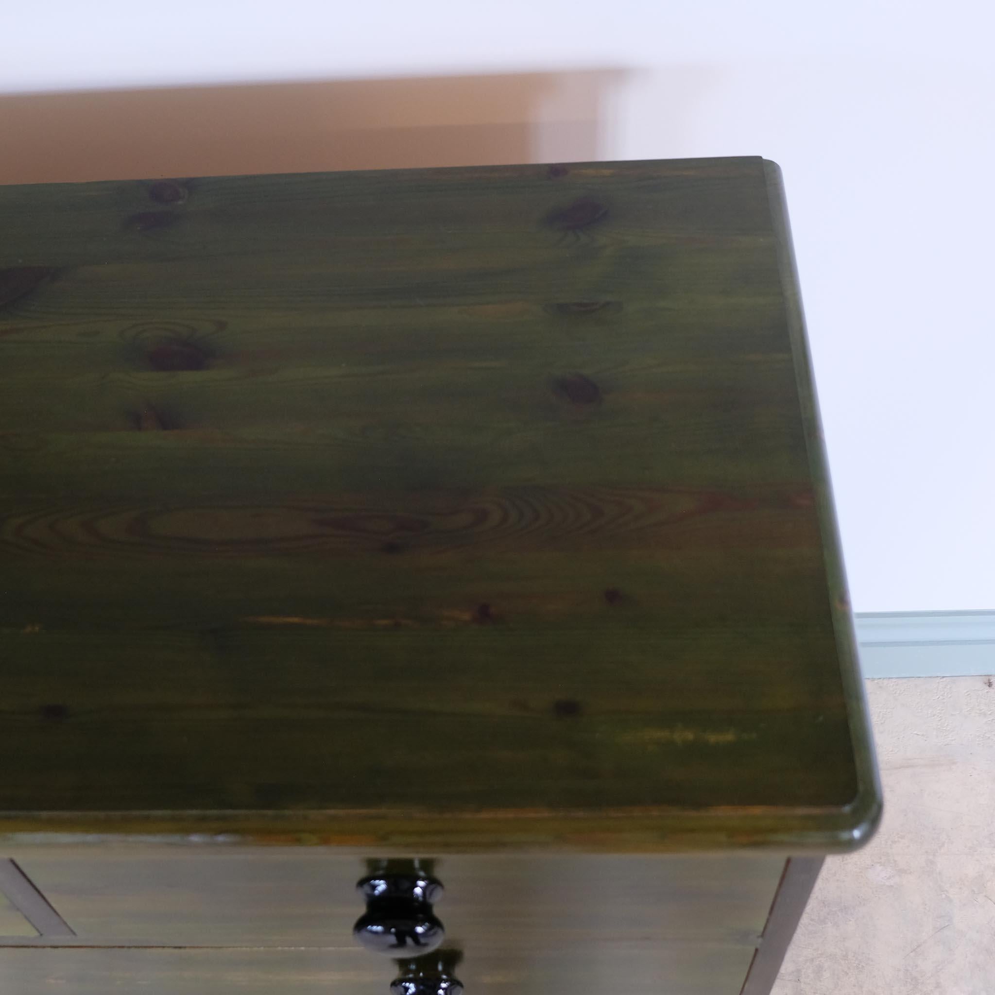 Cassettiera in pino verde in vendita 4