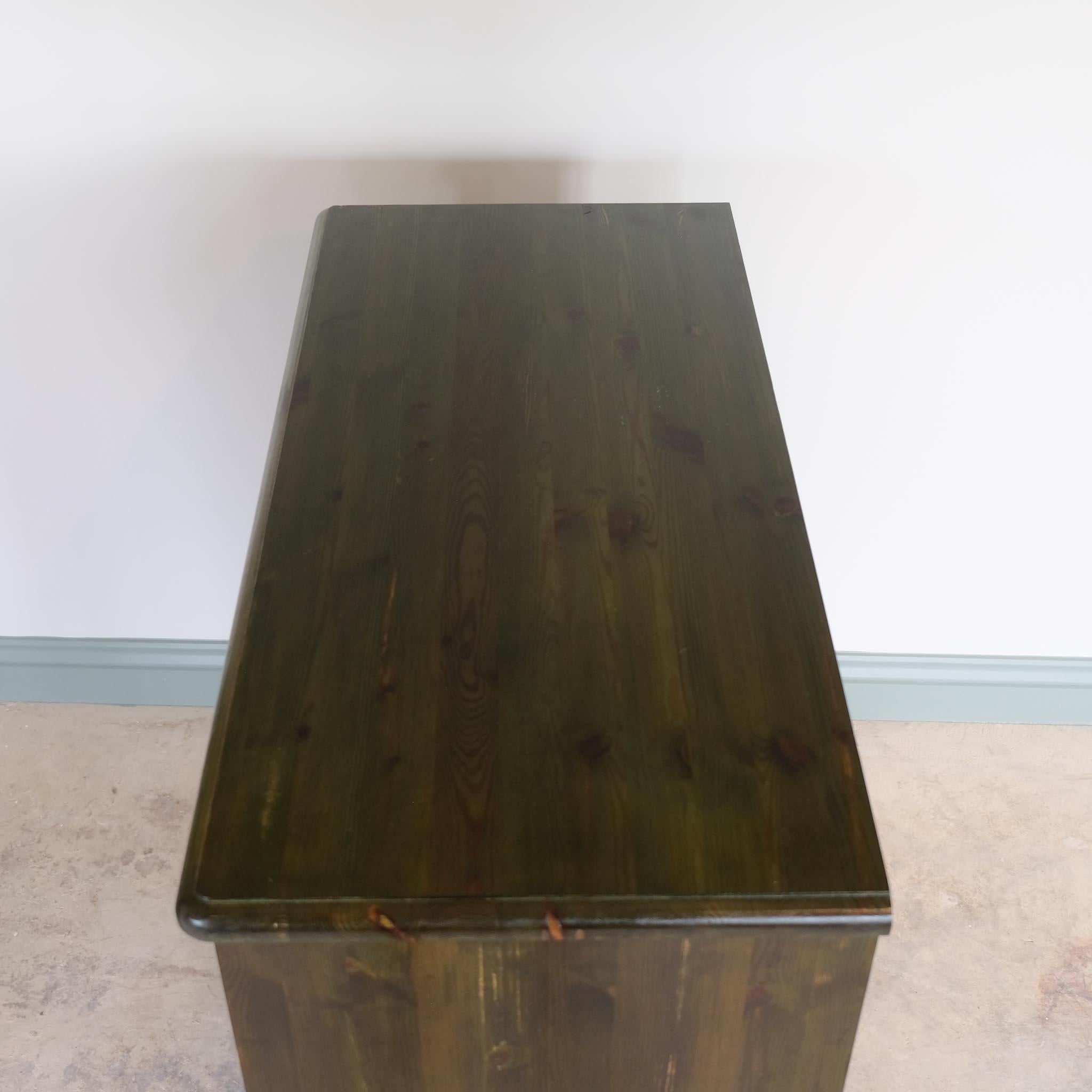 Cassettiera in pino verde in vendita 5