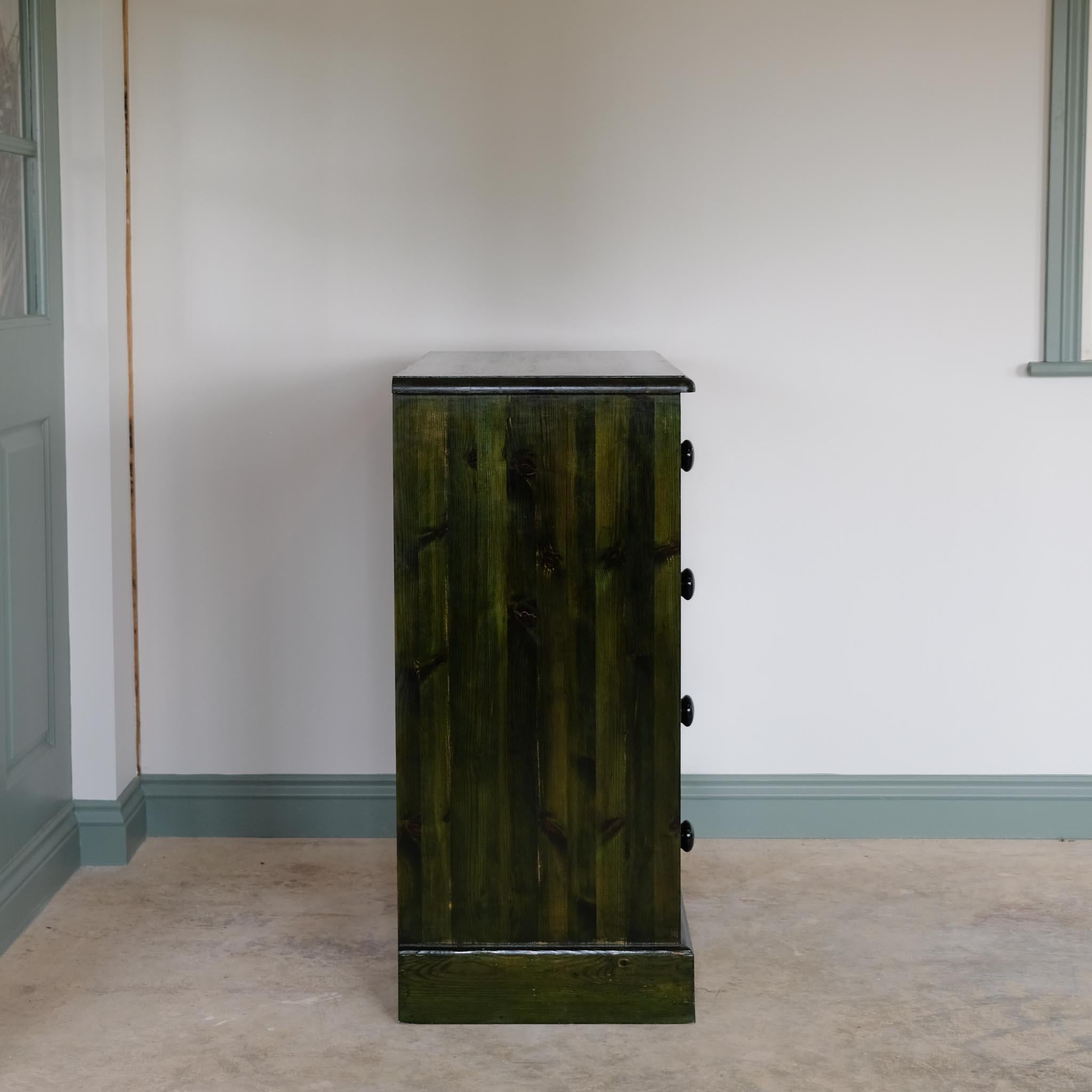 Cassettiera in pino verde in vendita 8