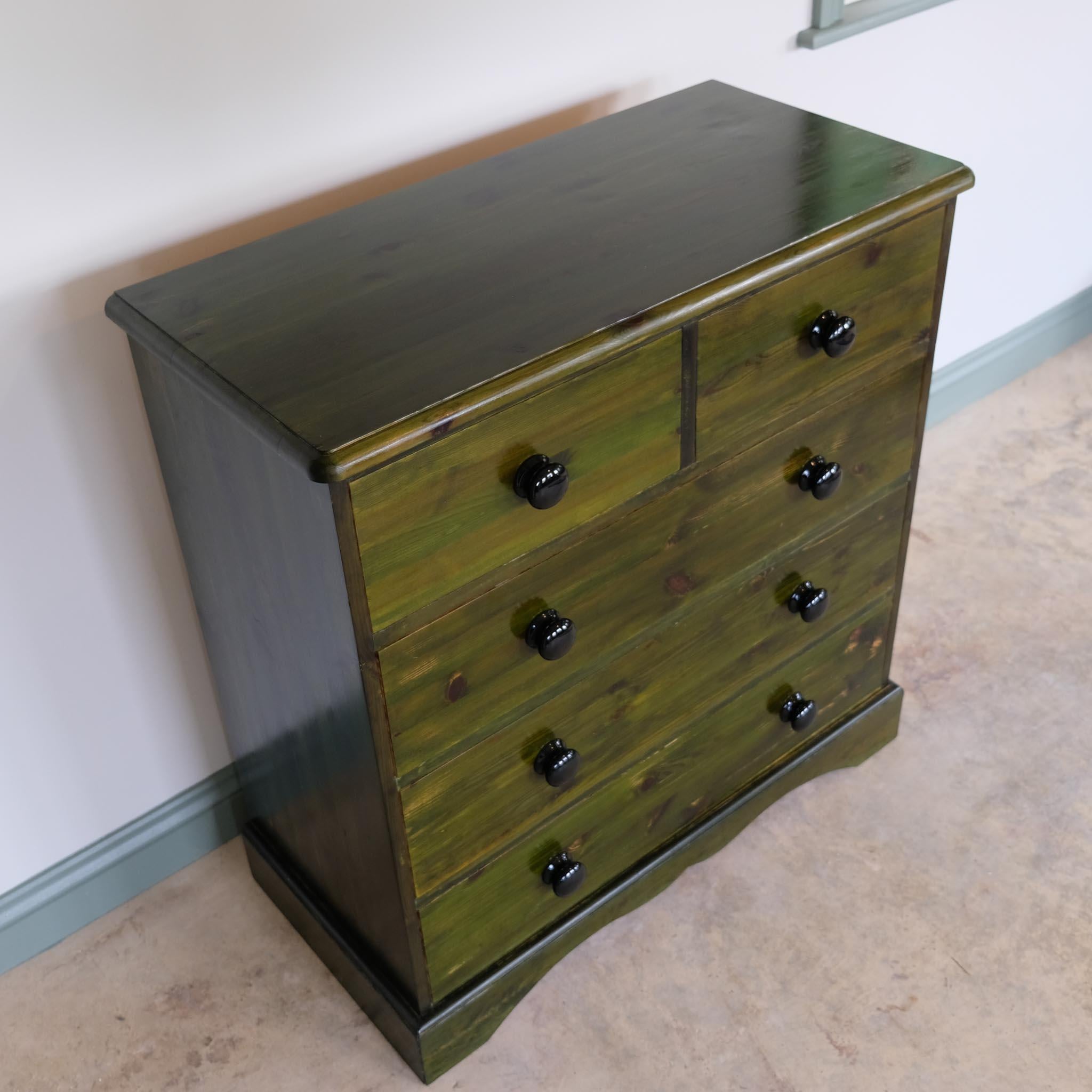Cassettiera in pino verde in vendita 2