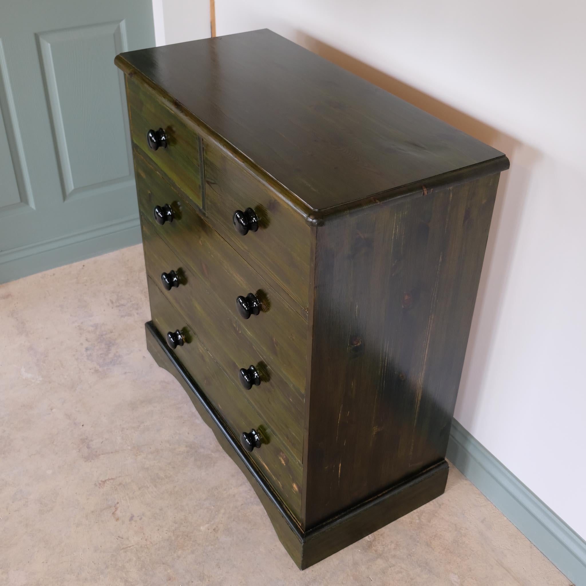 Cassettiera in pino verde in vendita 3