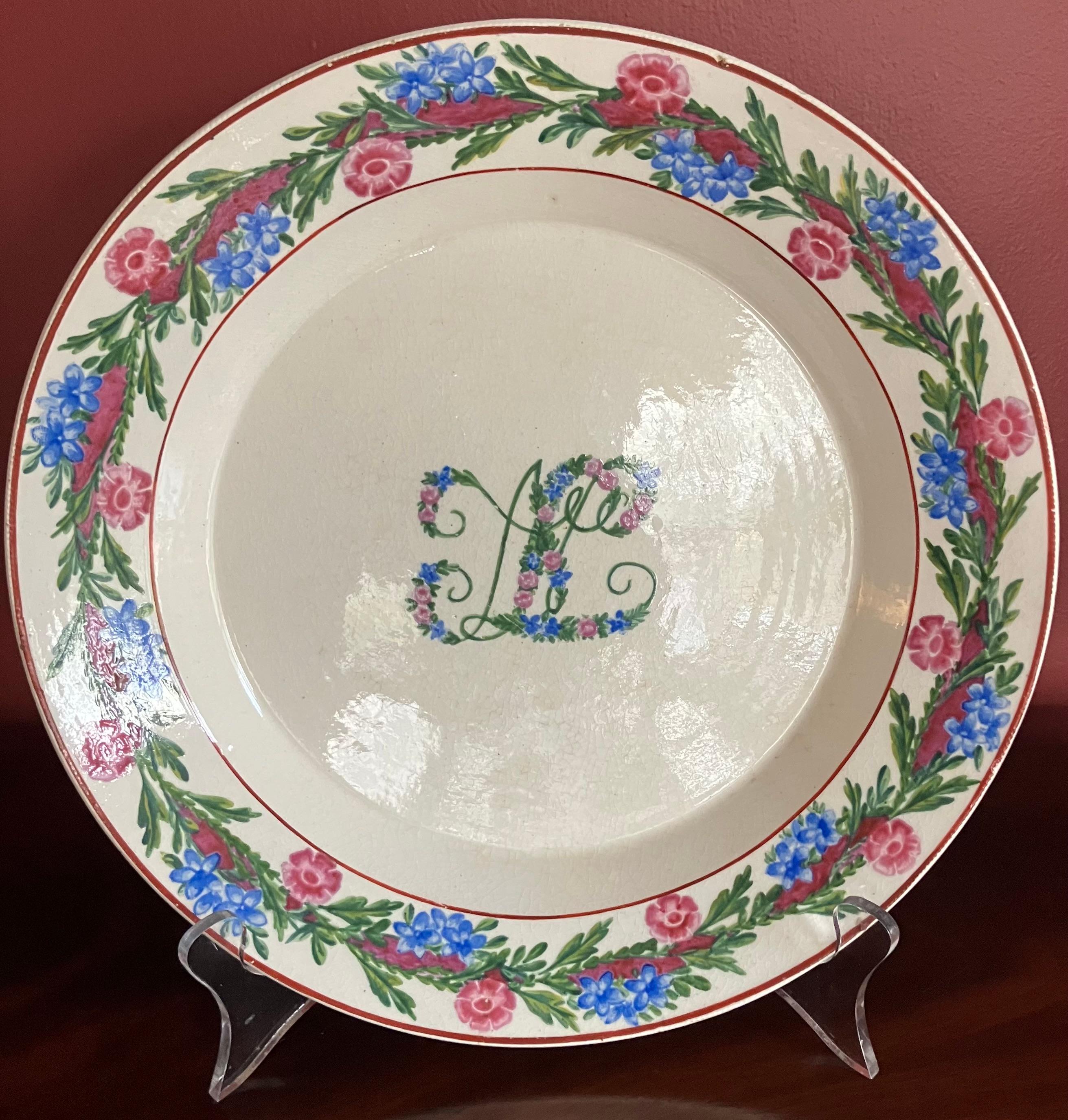 Piatto a bande floreali verdi, rosa e blu. Piatto antico in crema con fascia floreale Jewell e Monogram; con marchi impressi di Giustiniani Napoli, Italia, fine del XVIII secolo.
Dimensioni: Diametro 9,5