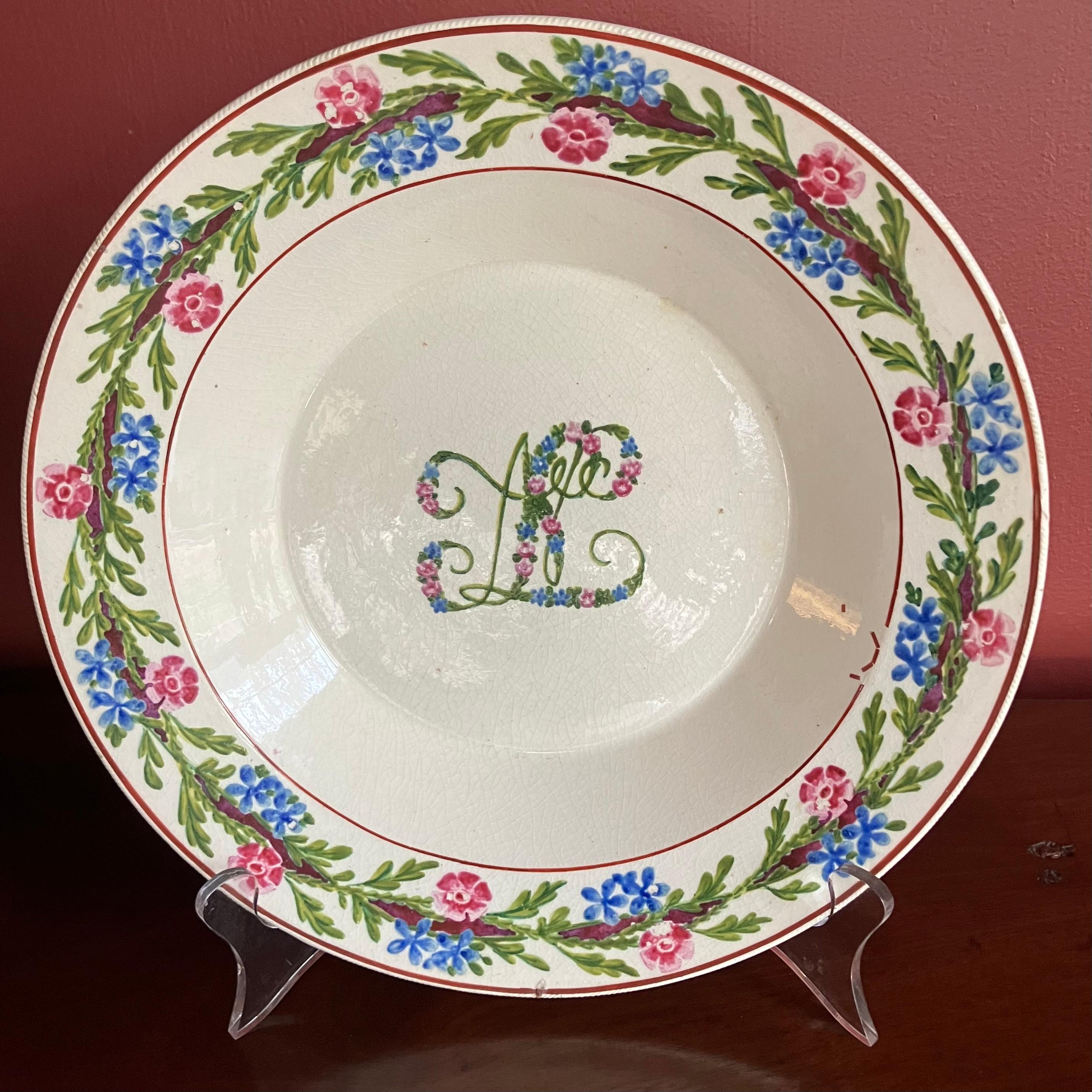 Piatto fondo a bande floreali verdi, rosa e blu. Antico piatto da zuppa in cremagliera con fascia floreale Jewell e Monogram; con marchi impressi per Giustiniani Napoli, Italia, fine del XVIII secolo.
Dimensioni: 9,5
