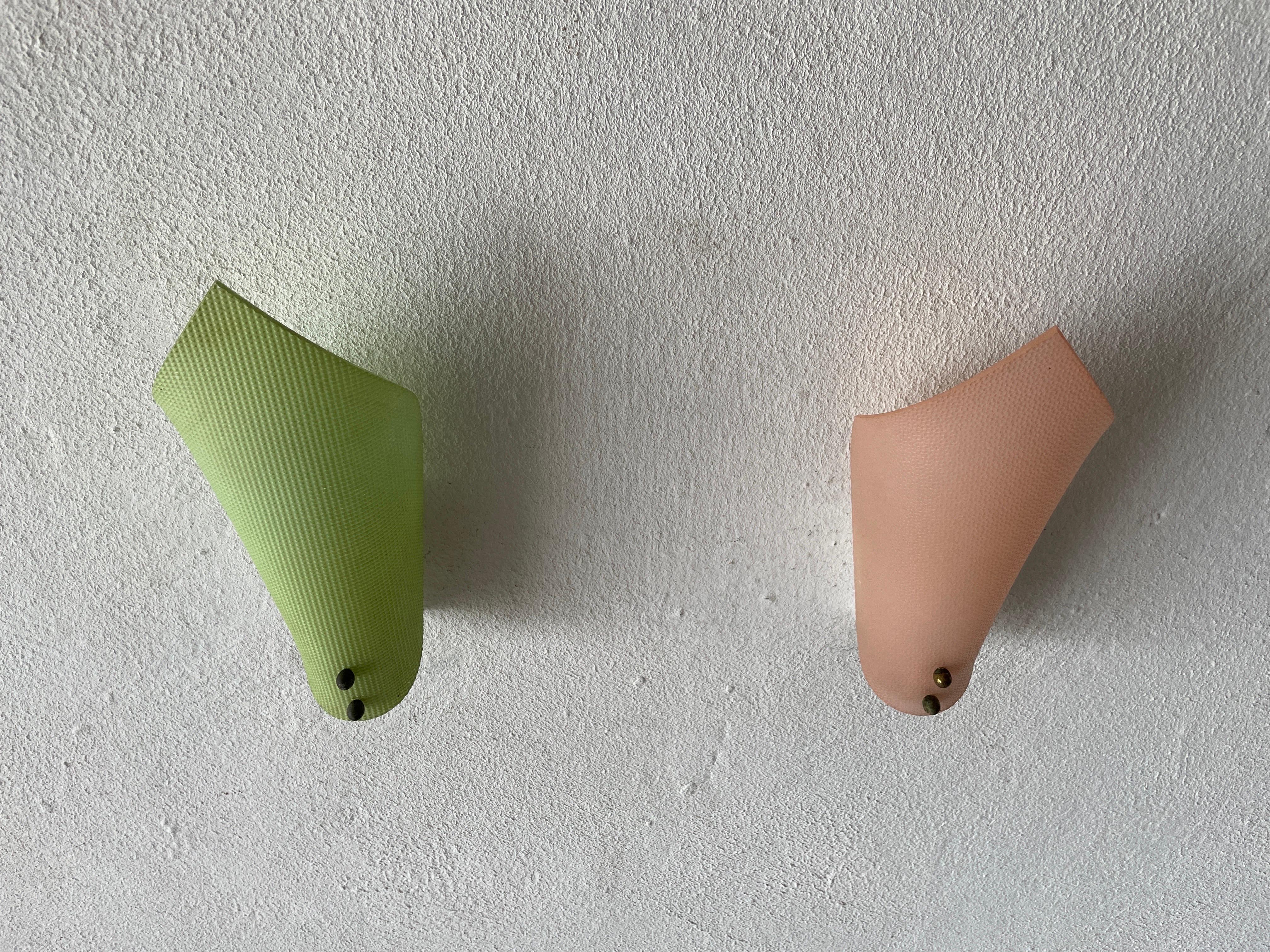 Green & Pink Plexiglass Leaf Shaped Pair of Sconces, 1950s, Germany In Good Condition For Sale In Hagenbach, DE
