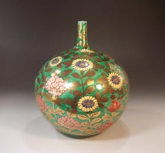 Vaso giapponese contemporaneo in porcellana verde, rosa, rosso e oro del maestro Artistics, 2