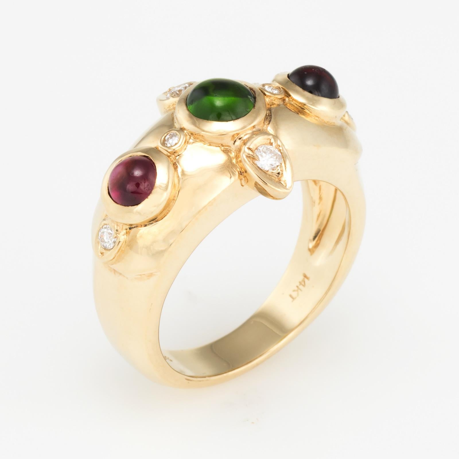 Stilvolles Diamantband mit rosa und grünem Turmalin, gefertigt aus 14 Karat Gelbgold. 

Grüne und rosafarbene Turmaline im Cabochon-Schliff sind 4 mm und 4,5 mm groß und mit geschätzten 0,06 Karat Diamanten besetzt (geschätzte Farbe I-I und Reinheit