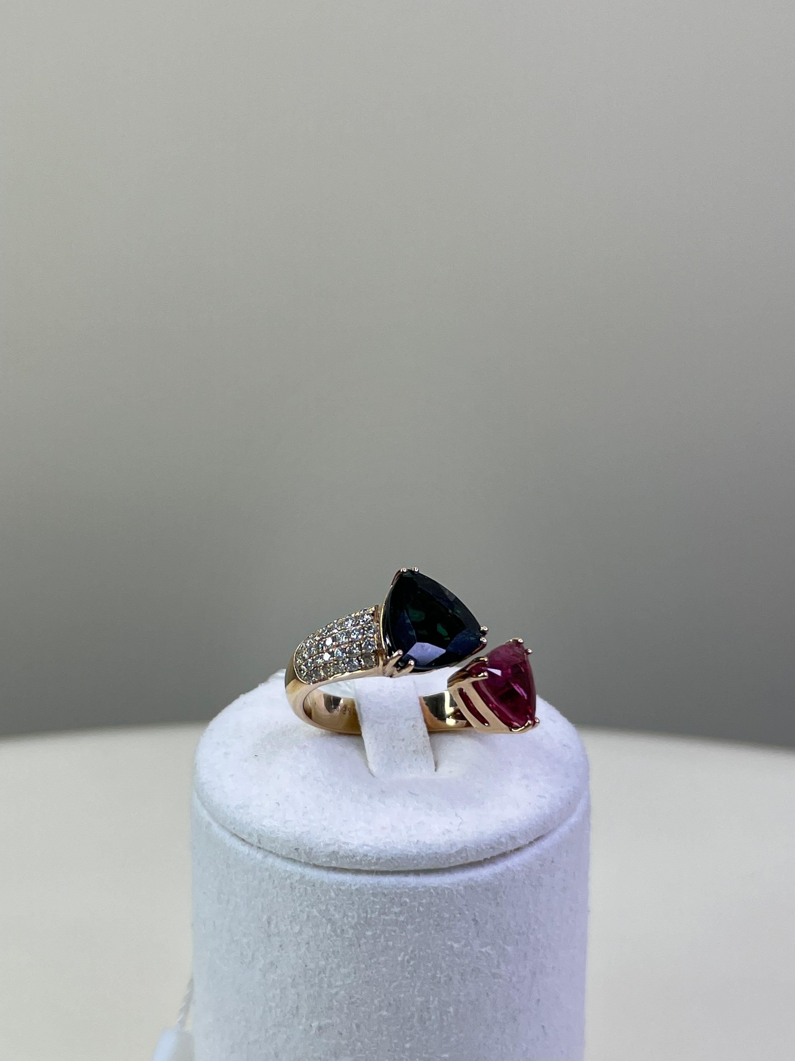 Ring aus 18 Karat Roségold mit grünem, rosa Turmalin, Rubellit und Diamant-Pavé mit zwei Steinen (Art déco) im Angebot