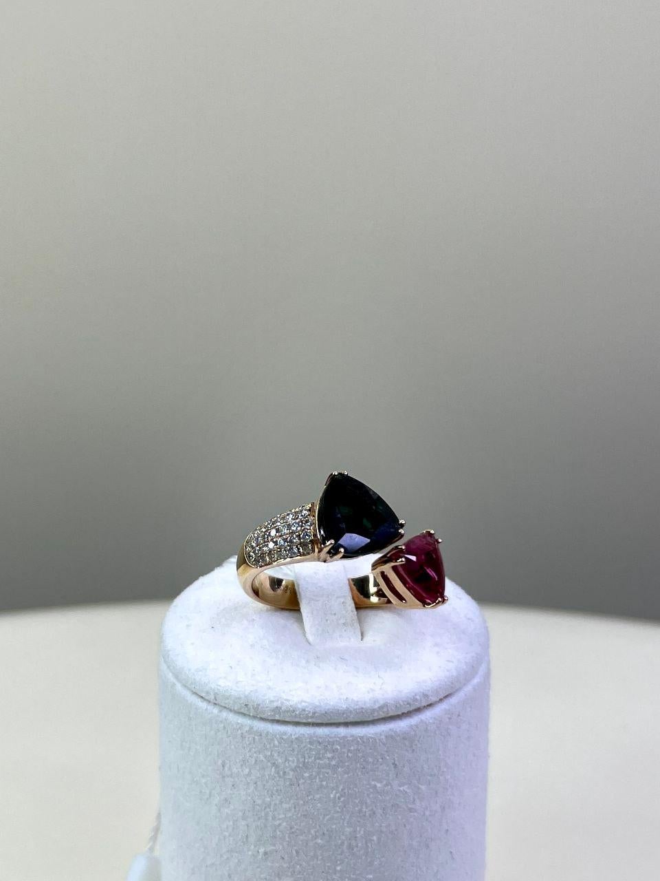 Ring aus 18 Karat Roségold mit grünem, rosa Turmalin, Rubellit und Diamant-Pavé mit zwei Steinen (Trillionschliff) im Angebot