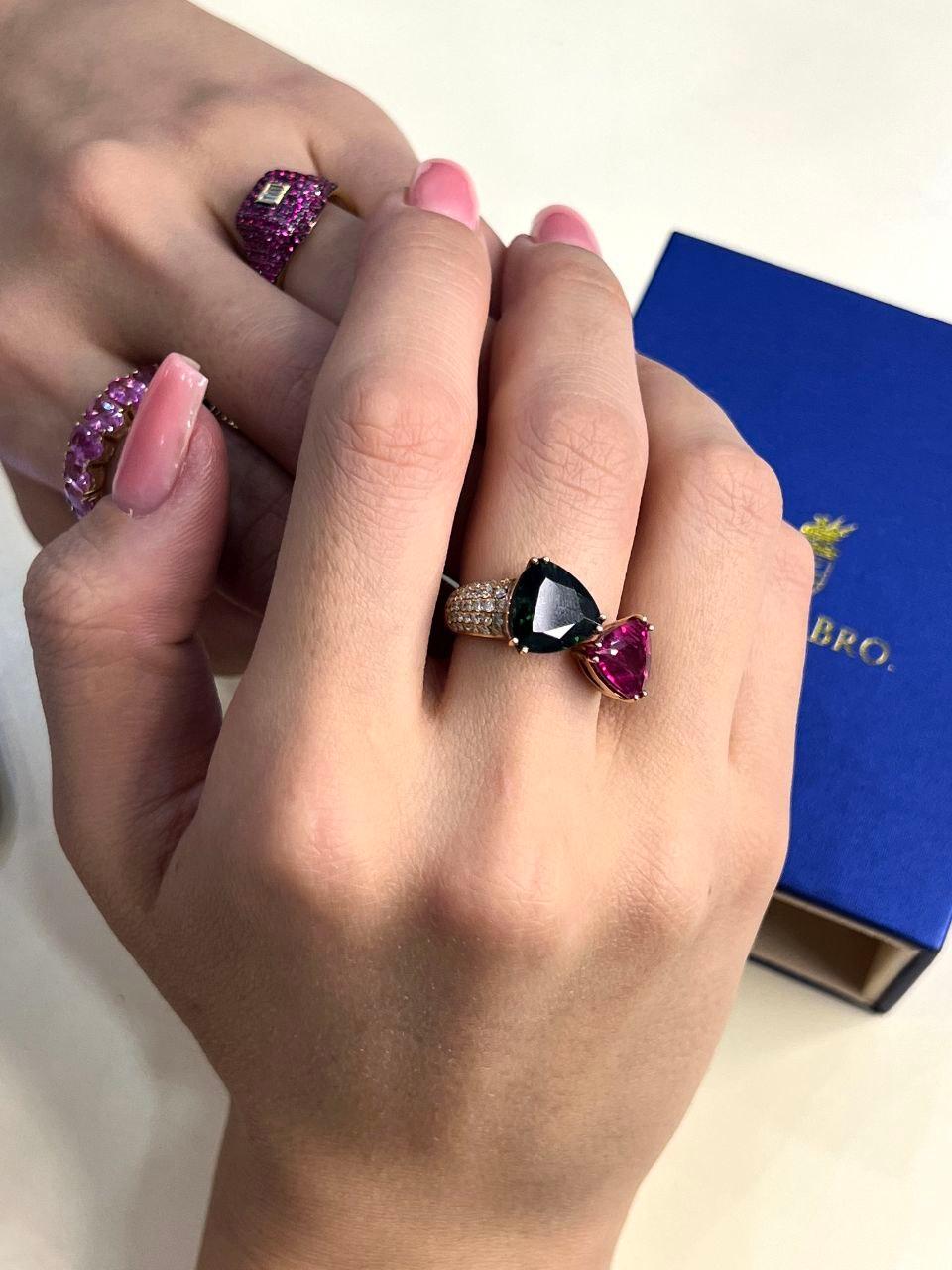Ring aus 18 Karat Roségold mit grünem, rosa Turmalin, Rubellit und Diamant-Pavé mit zwei Steinen im Angebot 1