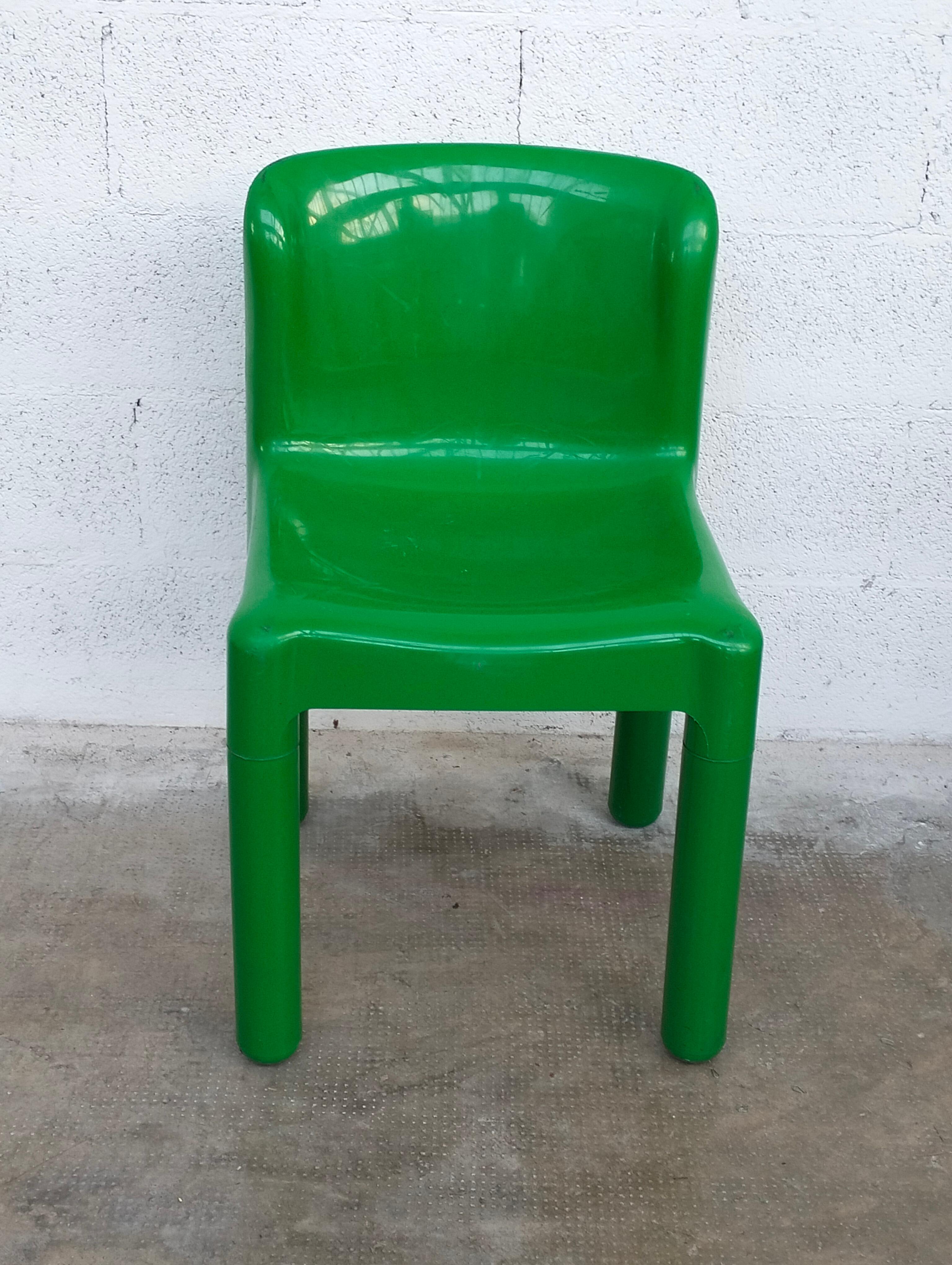Oustanding and rare set of 6 green plastic chairs 4875 model, designed by Carlo Bartoli and produced by Kartell 1970s. 

In Good condition, wear consistent with age and use.

Dimensions: L 44 cm - D 42 - H 74/43.
