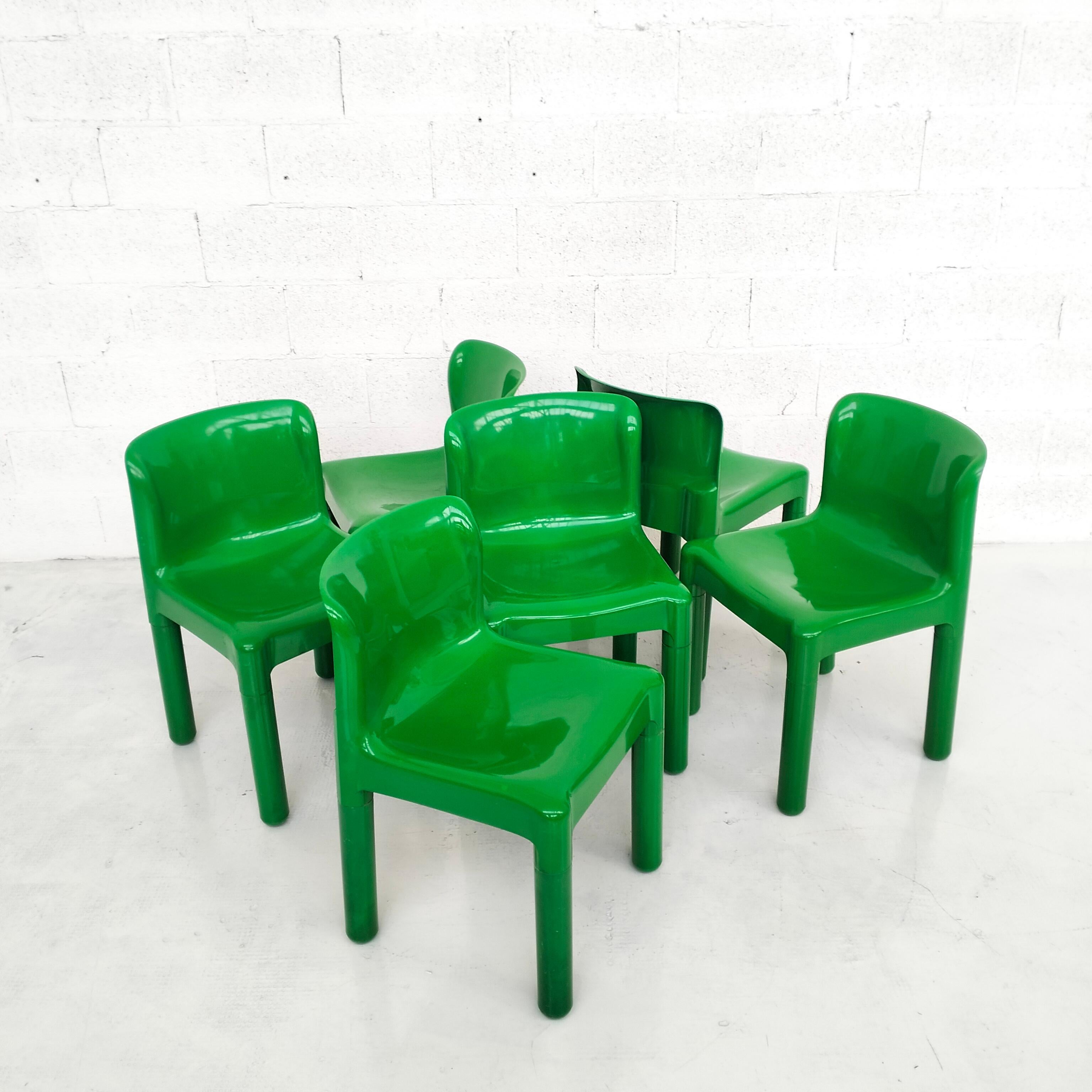 Superbe et rare ensemble de 6 chaises en plastique vert modèle 4875, dessinées par Carlo Bartoli et produites par Kartell dans les années 1970. 
En bon état, usure due à l'âge et à l'utilisation.
Dimensions : L 44 cm - P 42 - H 74/43 : L 44 cm - D