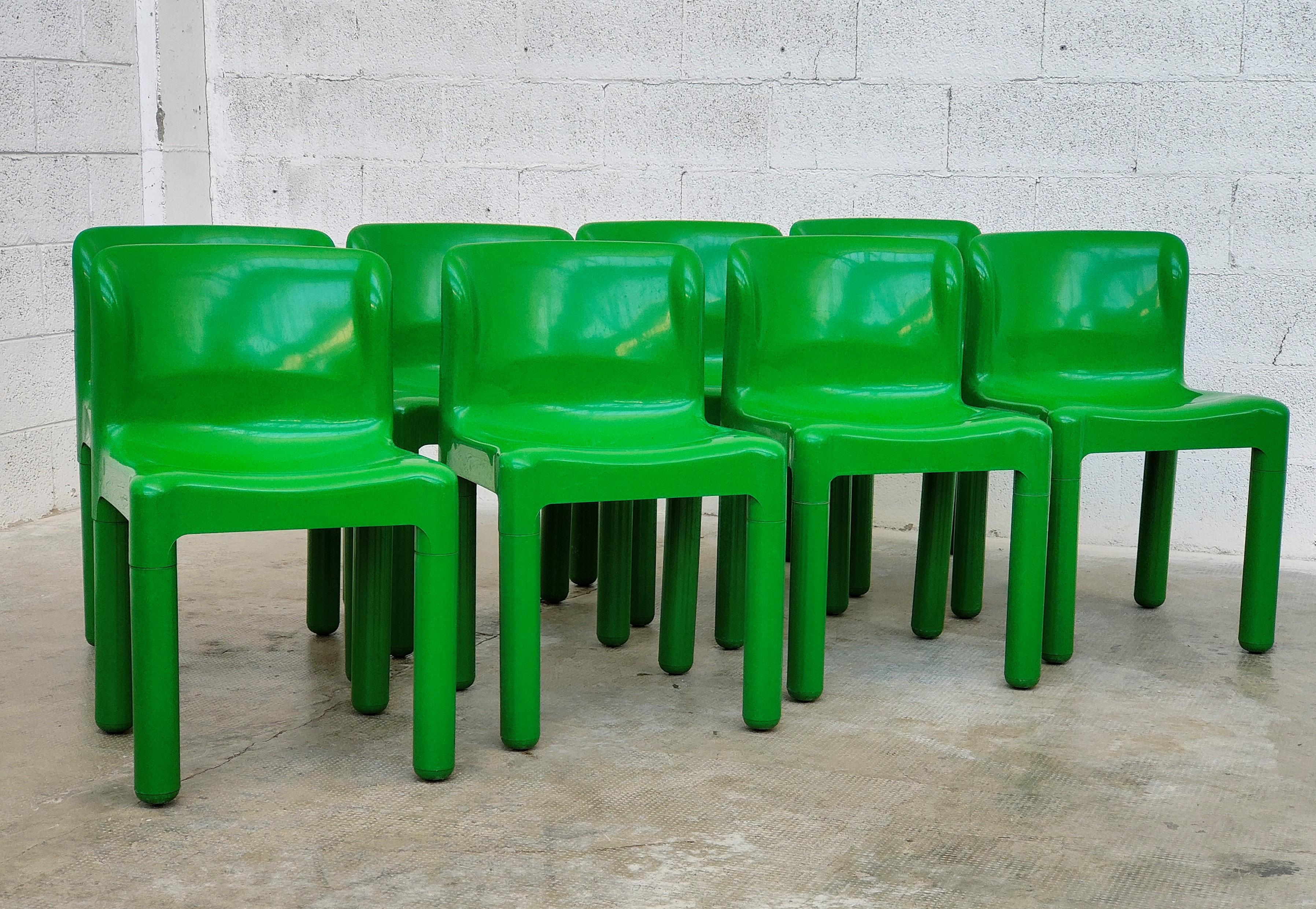 Oustanding and rare set of 8 green plastic chairs 4875 model, designed by Carlo Bartoli and produced by Kartell 1970s. 

In Good condition, wear consistent with age and use.

Dimensions: L 44 cm - D 42 - H 74/43.
