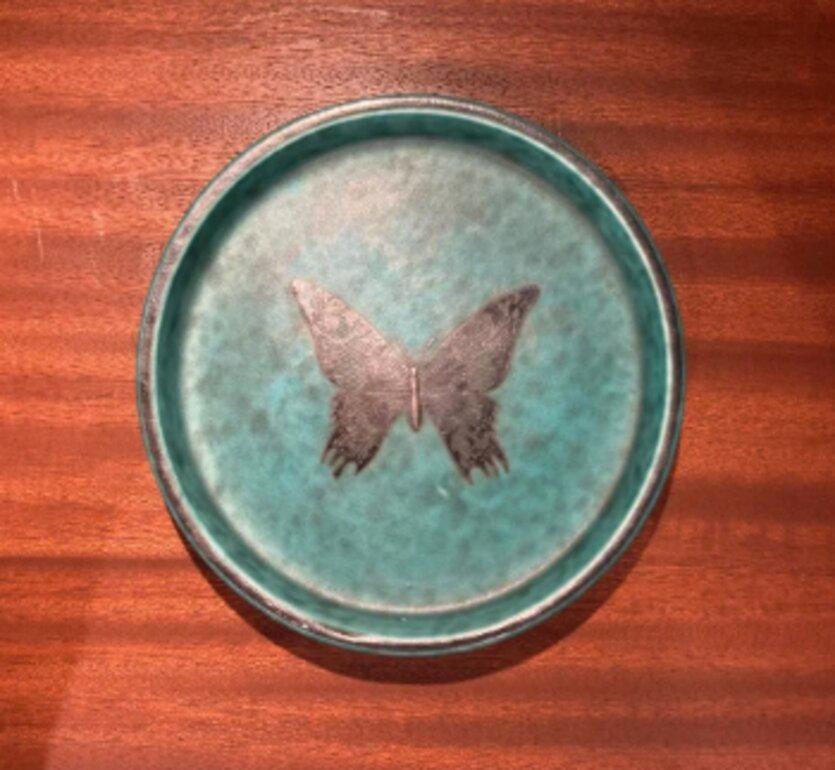 Vernissé Assiette verte avec papillon par Wilhelm Kåge en vente