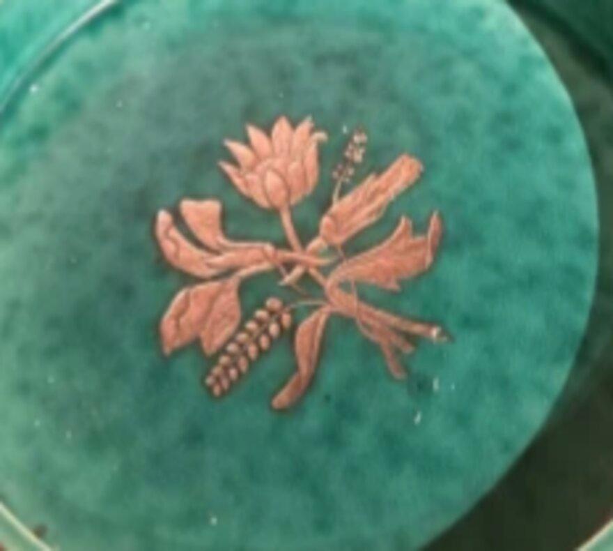 Grüner Teller mit goldener Blume von Wilhelm Kåge (Glasiert) im Angebot
