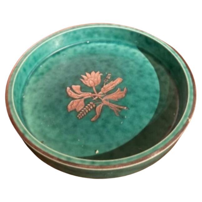Assiette verte avec fleur en or par Wilhelm Kåge