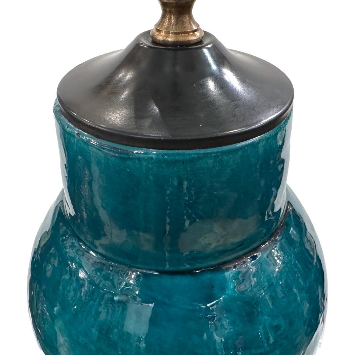 Paire de lampes de table en porcelaine verte italienne des années 1950 avec base en bois. 

Mesures :
Hauteur du corps : 16