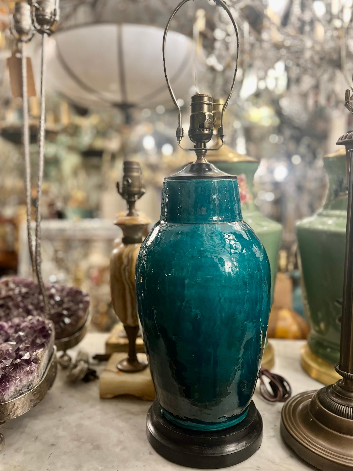 Milieu du XXe siècle Lampe de table en porcelaine verte en vente