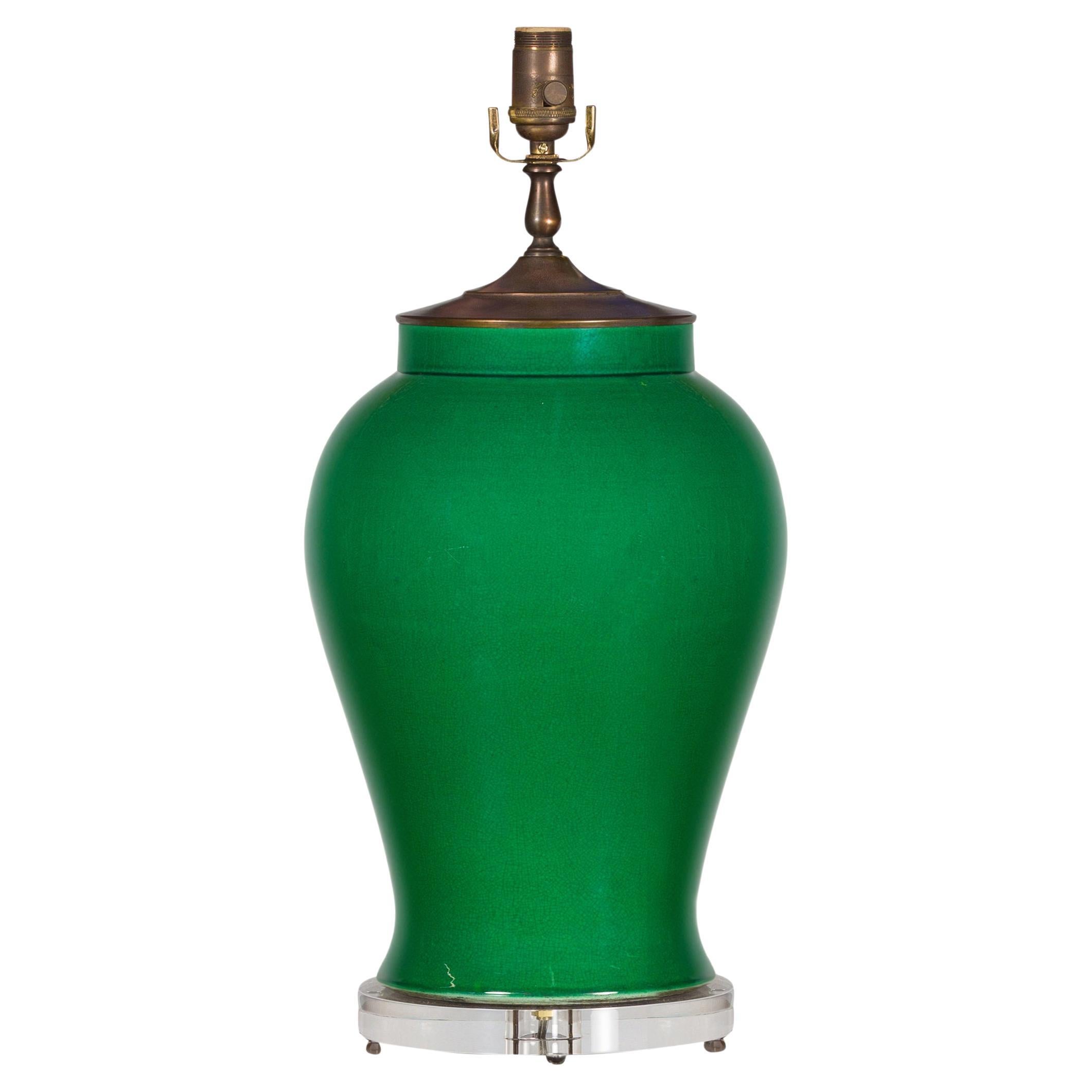 Lampe de table en porcelaine verte avec finition discrète craquelée sur base en lucite