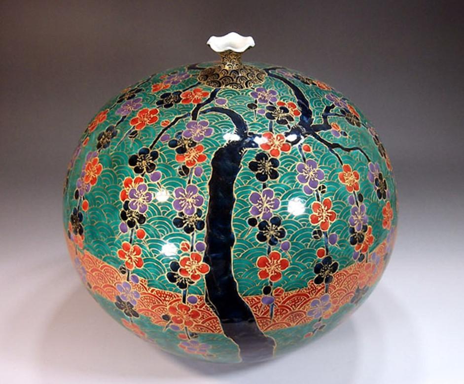 Grüne Porzellanvase eines zeitgenössischen japanischen Meisterkünstlers (Handbemalt) im Angebot