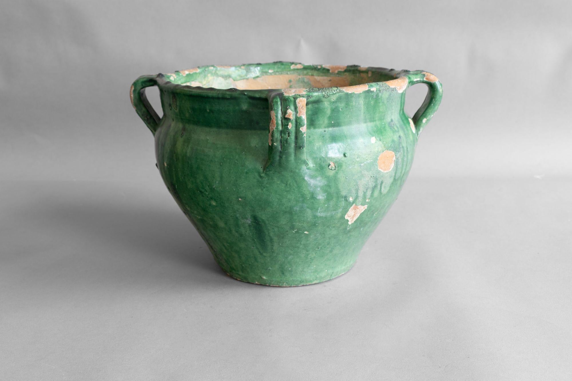 Fünf grüne französische Töpfe mit zwei Henkeln. Einzelverkauf.
Ca. 1920.
H 20cm x B 32cm x T 32cm
Bitte kontaktieren Sie uns, um ein genaues Angebot für den Versand zu erhalten.