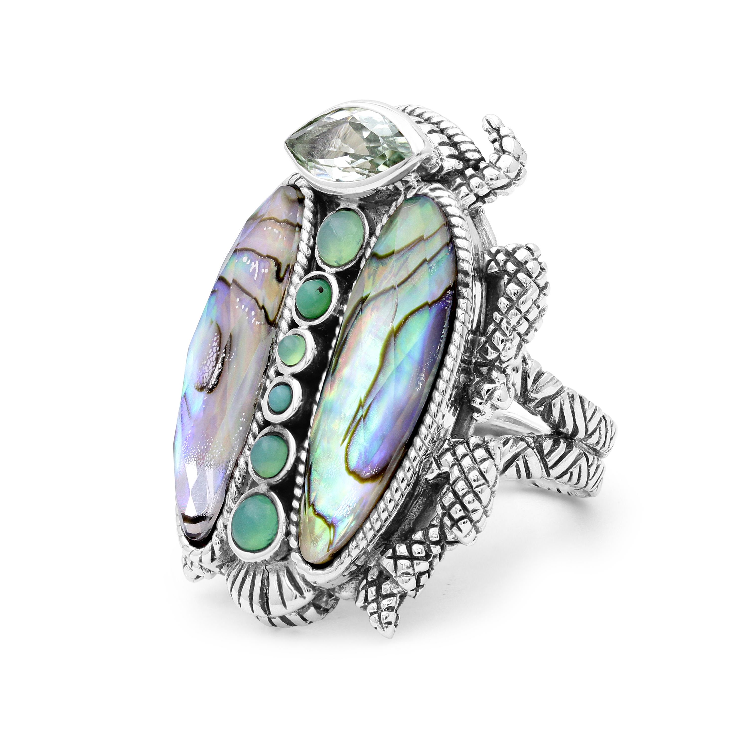 Entra in un mondo d'incanto con il nostro anello Scarabeo con Prasiolite Verde e Crisoprasio, un pezzo ipnotico che incarna la bellezza delle tonalità vibranti della natura. Realizzato con precisione e passione, questo anello in argento sterling